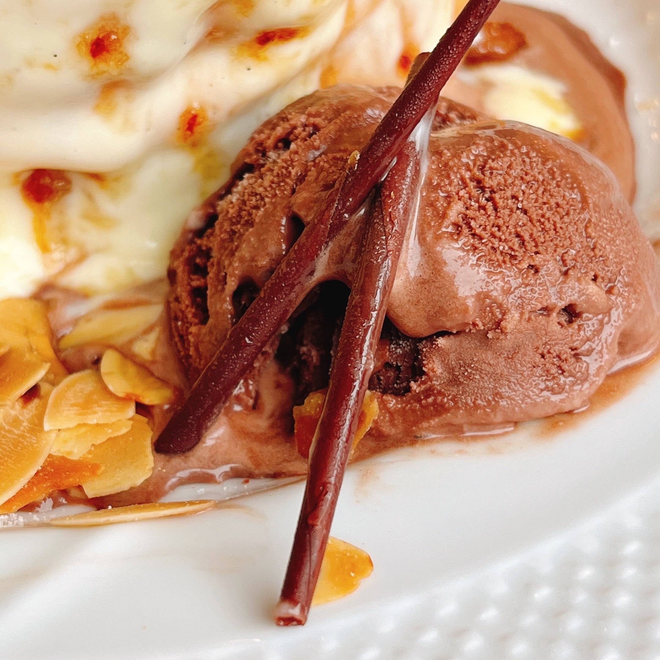 星乃珈琲店の夏スイーツ「バナナカスタードブリュレのスフレパンケーキ 〜チョコアイス添え〜」