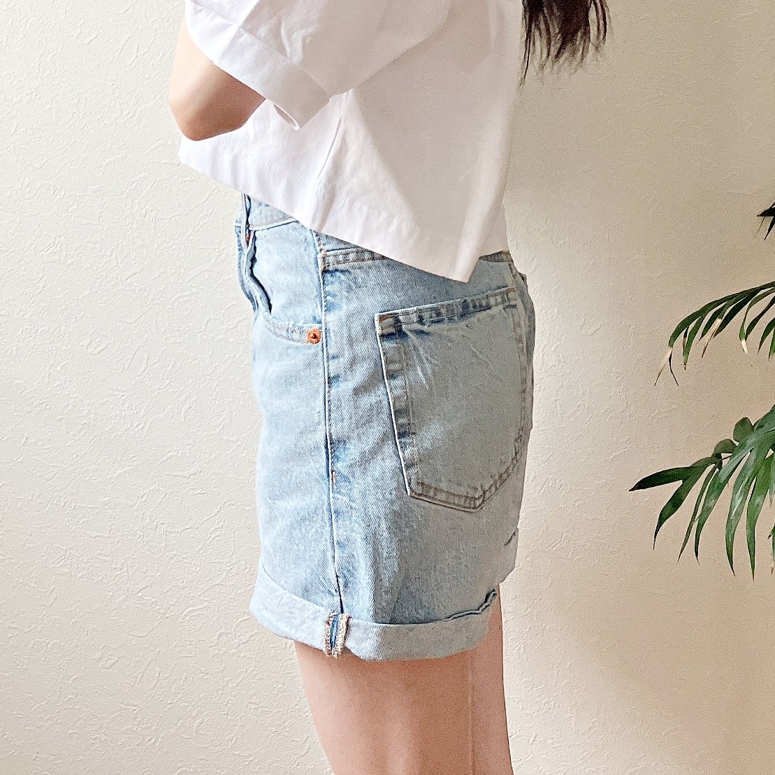 ZARA(ザラ)のおすすめボトムス「TRF HIGH-RISE MOM FIT デニム バミューダパンツ」