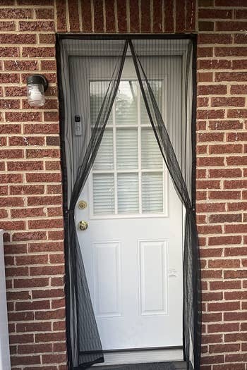 Reviewer of the screen door with snaps that hold the sides in place