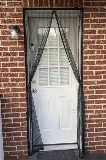 Reviewer of the screen door with snaps that hold the sides in place