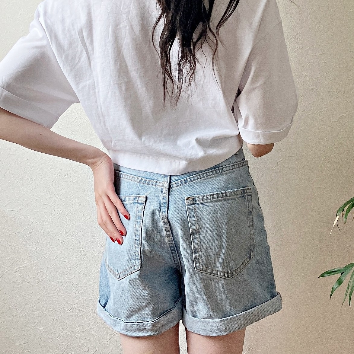 ZARA(ザラ)のおすすめボトムス「TRF HIGH-RISE MOM FIT デニム バミューダパンツ」