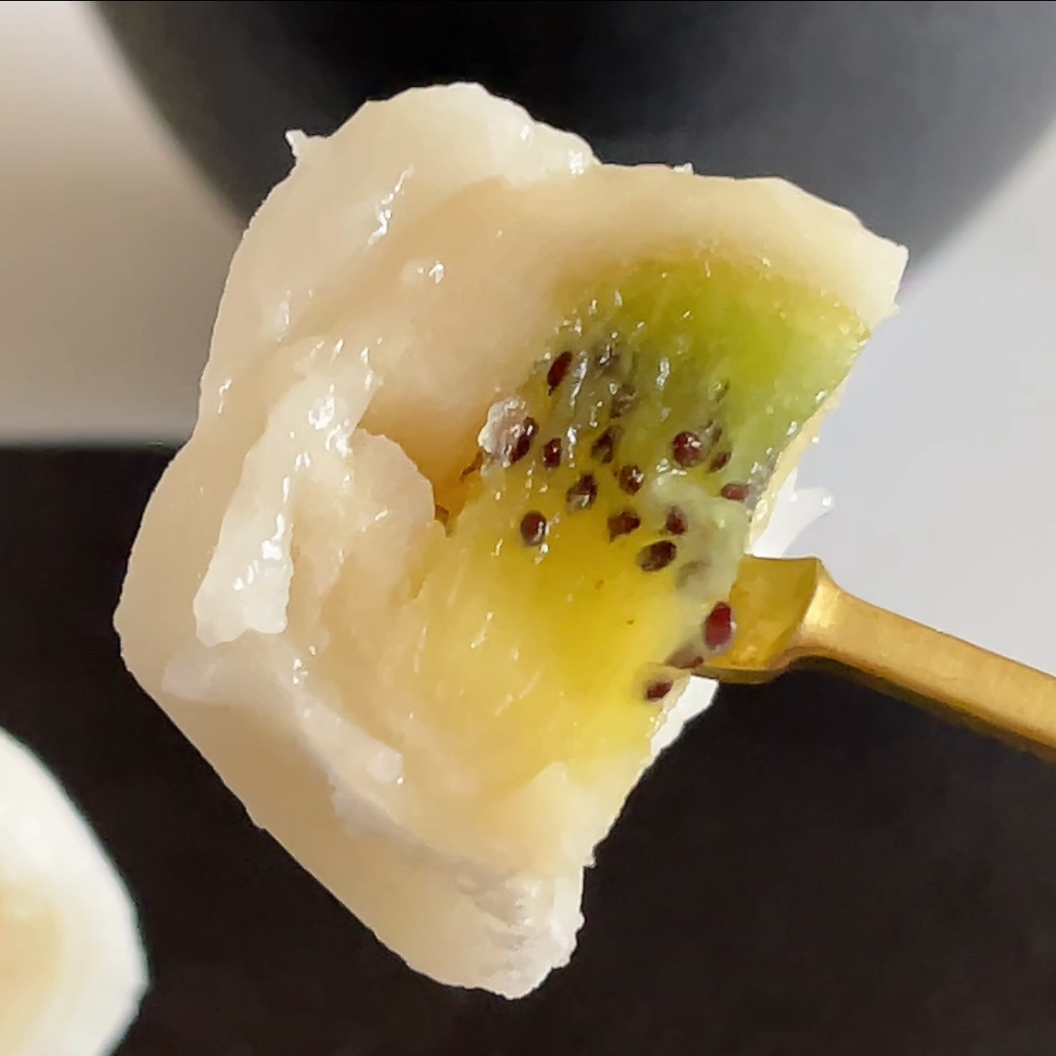 LAWSON(ローソン)のおすすめスイーツ「ごろっとキウイ大福」