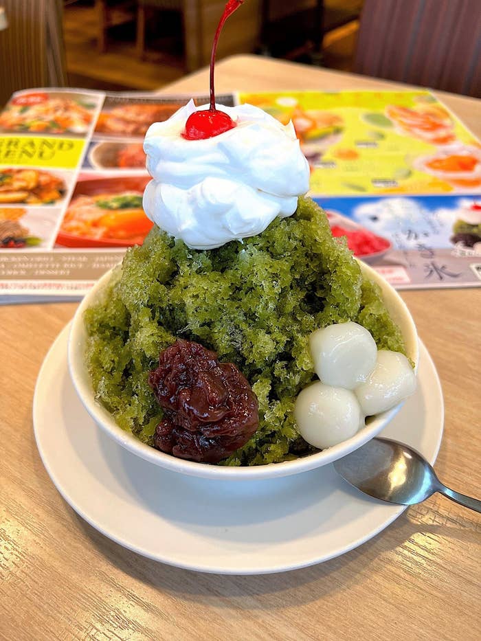 シャトレーゼのオススメのスイーツ「北海道産小豆餡と天空の抹茶ダブルシュー」