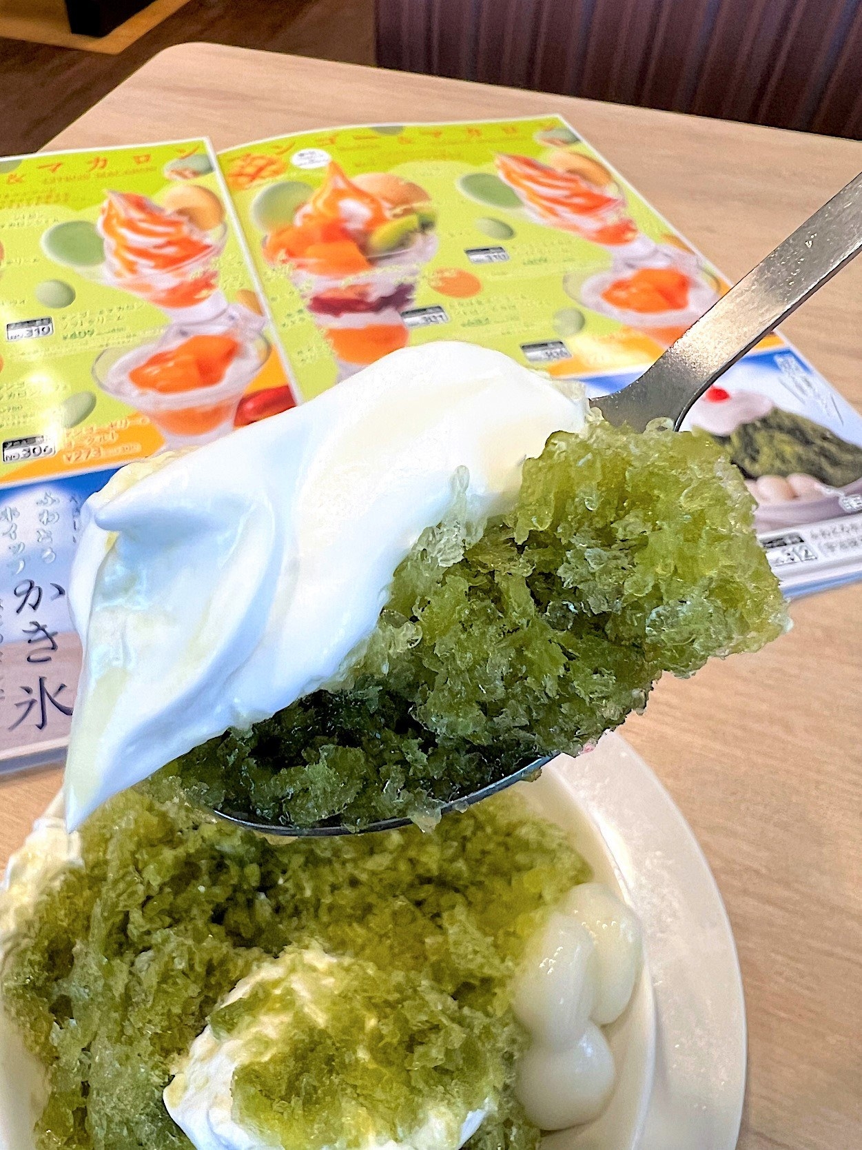 シャトレーゼのオススメのスイーツ「北海道産小豆餡と天空の抹茶ダブルシュー」