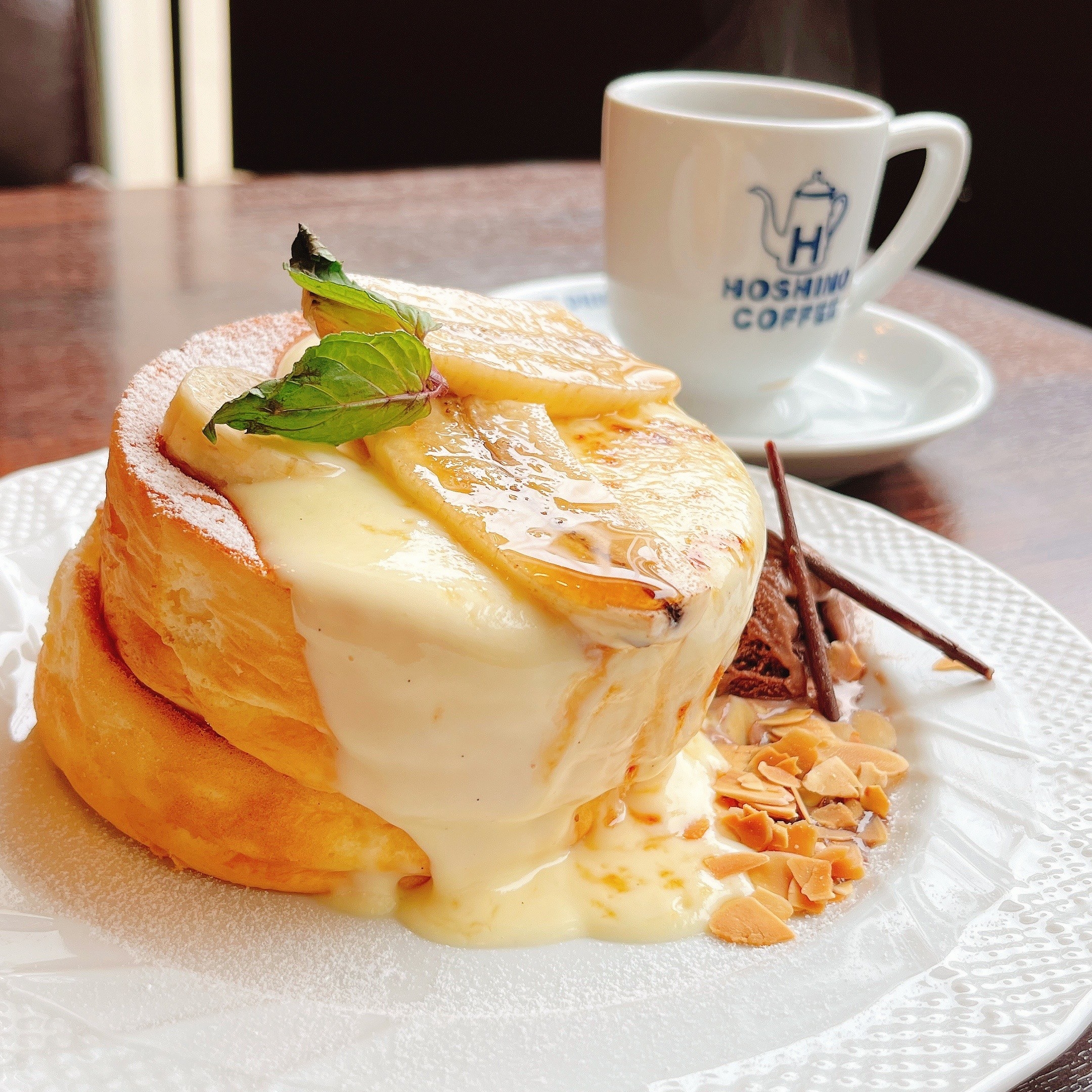 星乃珈琲店の夏スイーツ「バナナカスタードブリュレのスフレパンケーキ 〜チョコアイス添え〜」