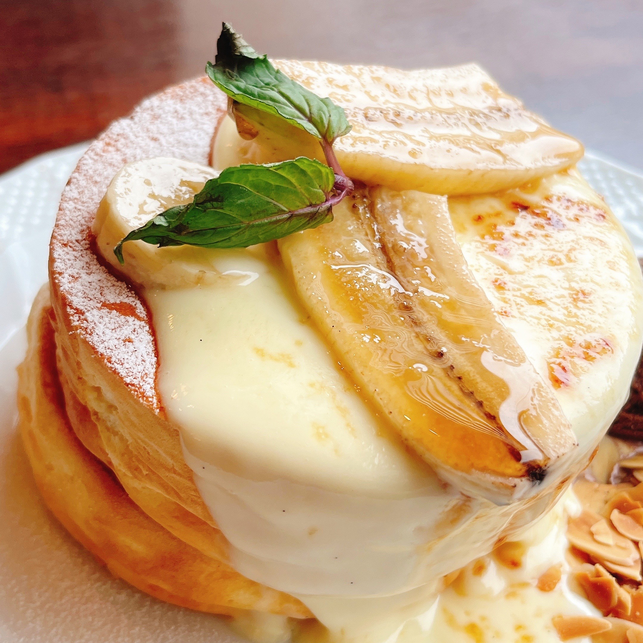 星乃珈琲店の夏スイーツ「バナナカスタードブリュレのスフレパンケーキ 〜チョコアイス添え〜」