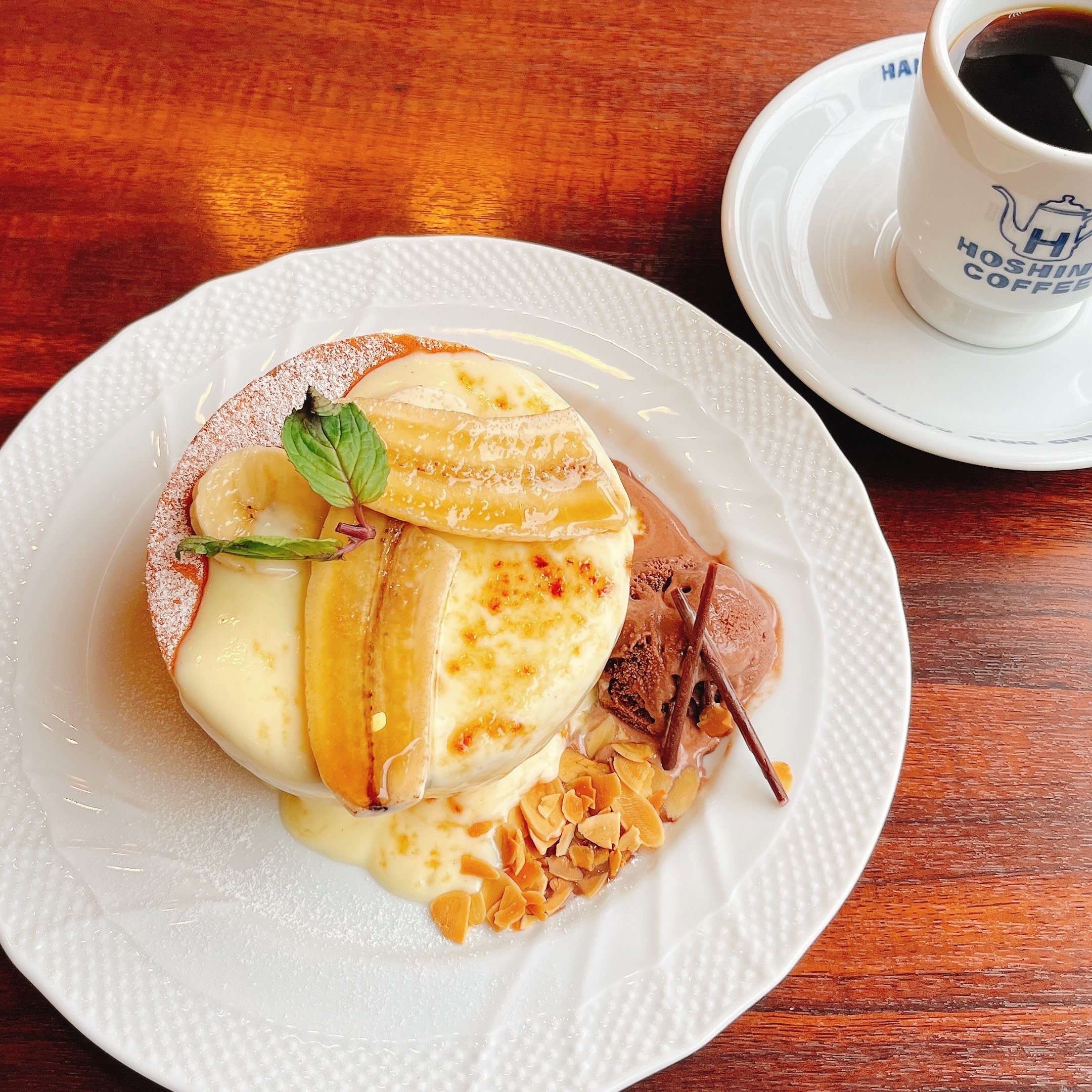 星乃珈琲店の夏スイーツ「バナナカスタードブリュレのスフレパンケーキ 〜チョコアイス添え〜」