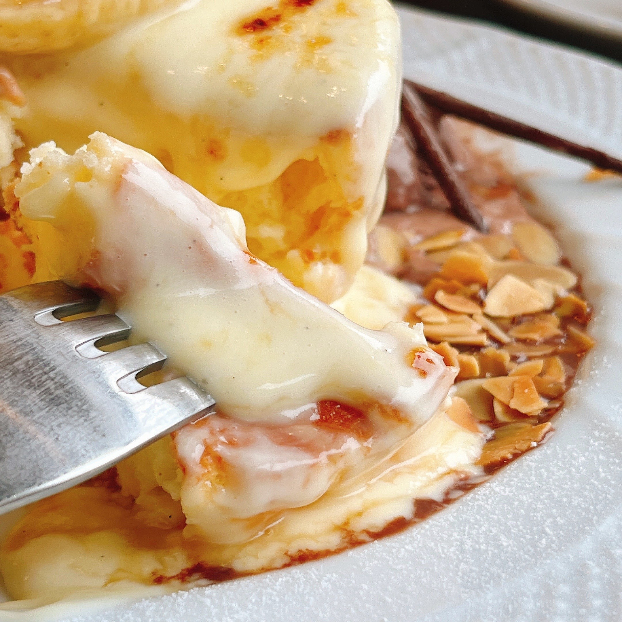 星乃珈琲店の夏スイーツ「バナナカスタードブリュレのスフレパンケーキ 〜チョコアイス添え〜」