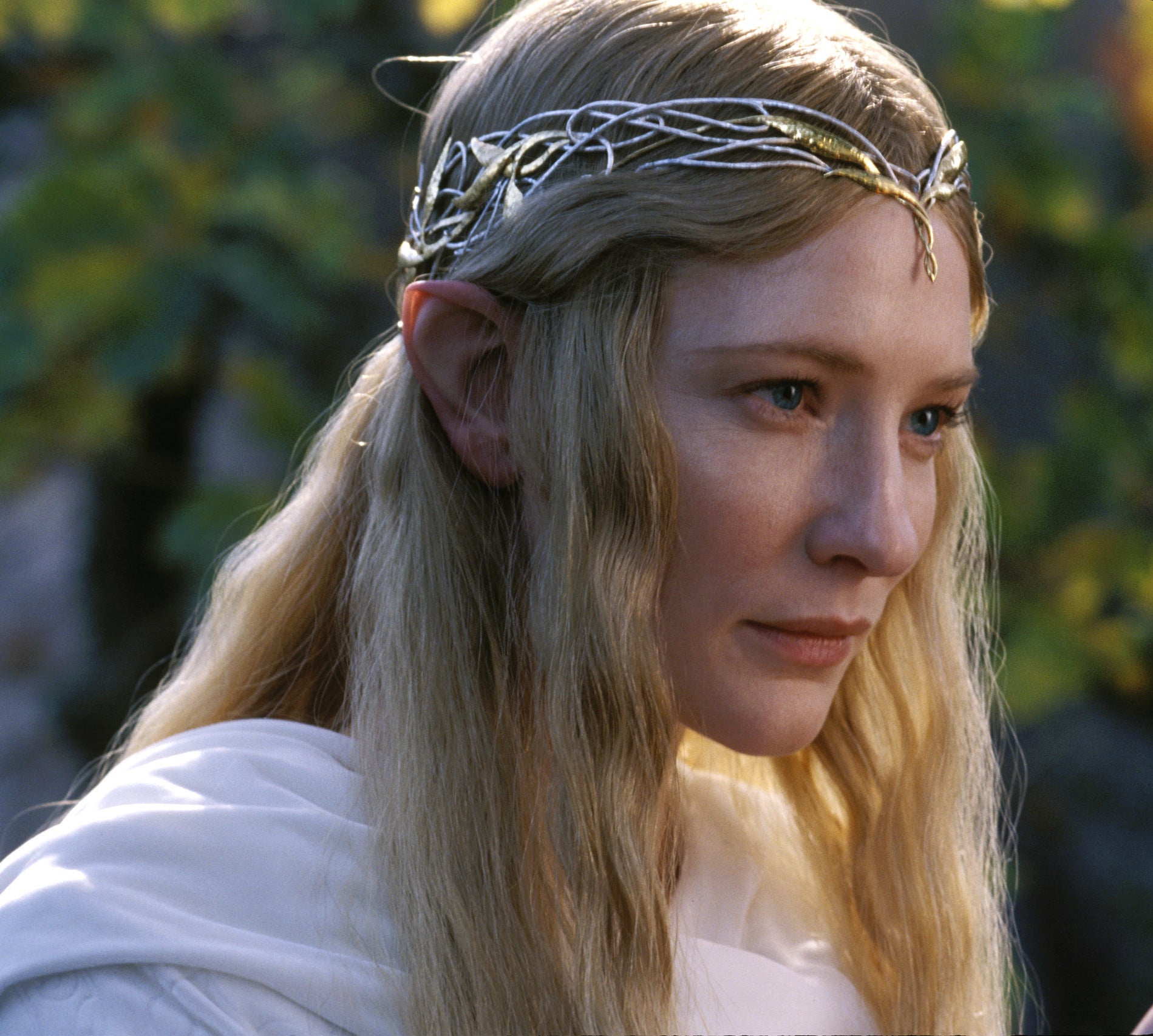 closeup of Galadriel wearing hair jewelry band