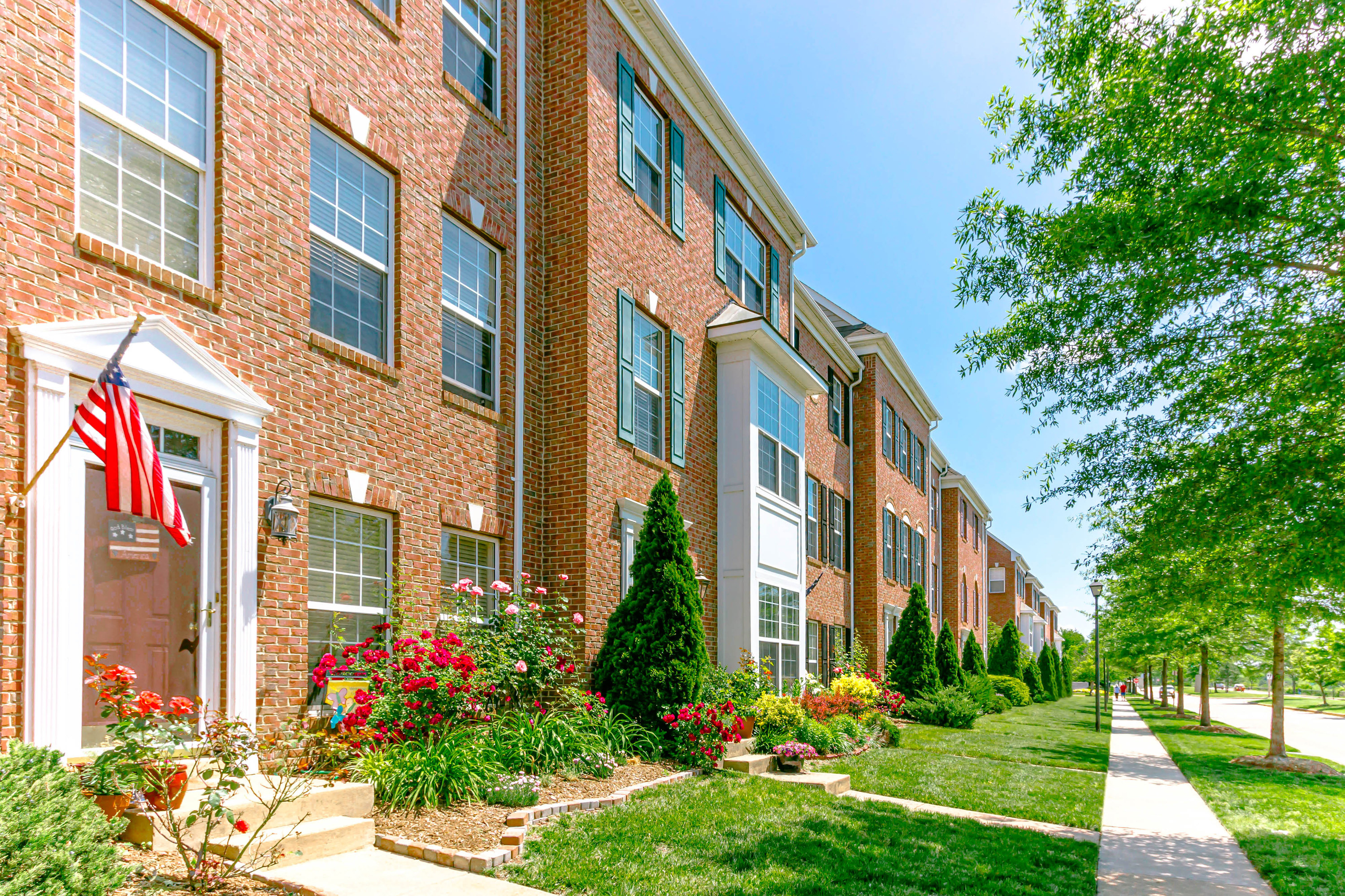 beautiful block of townhomes with immaculate landscaping