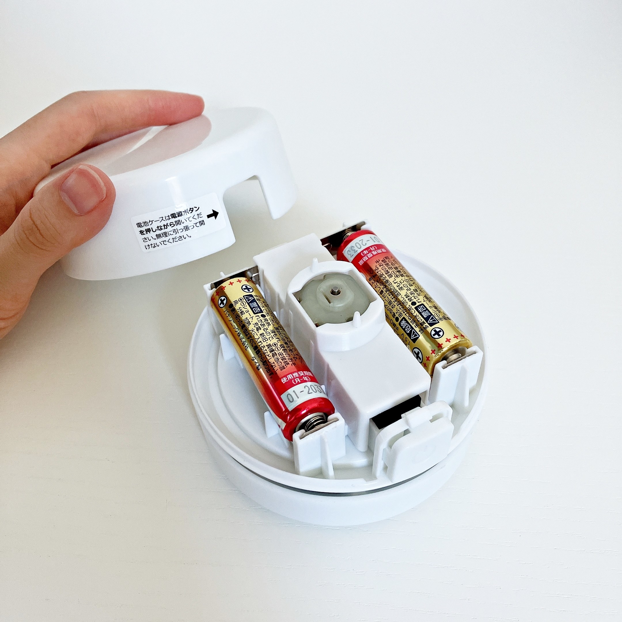 DAISO(ダイソー)のおすすめ掃除グッズ「乾電池式卓上掃除機」