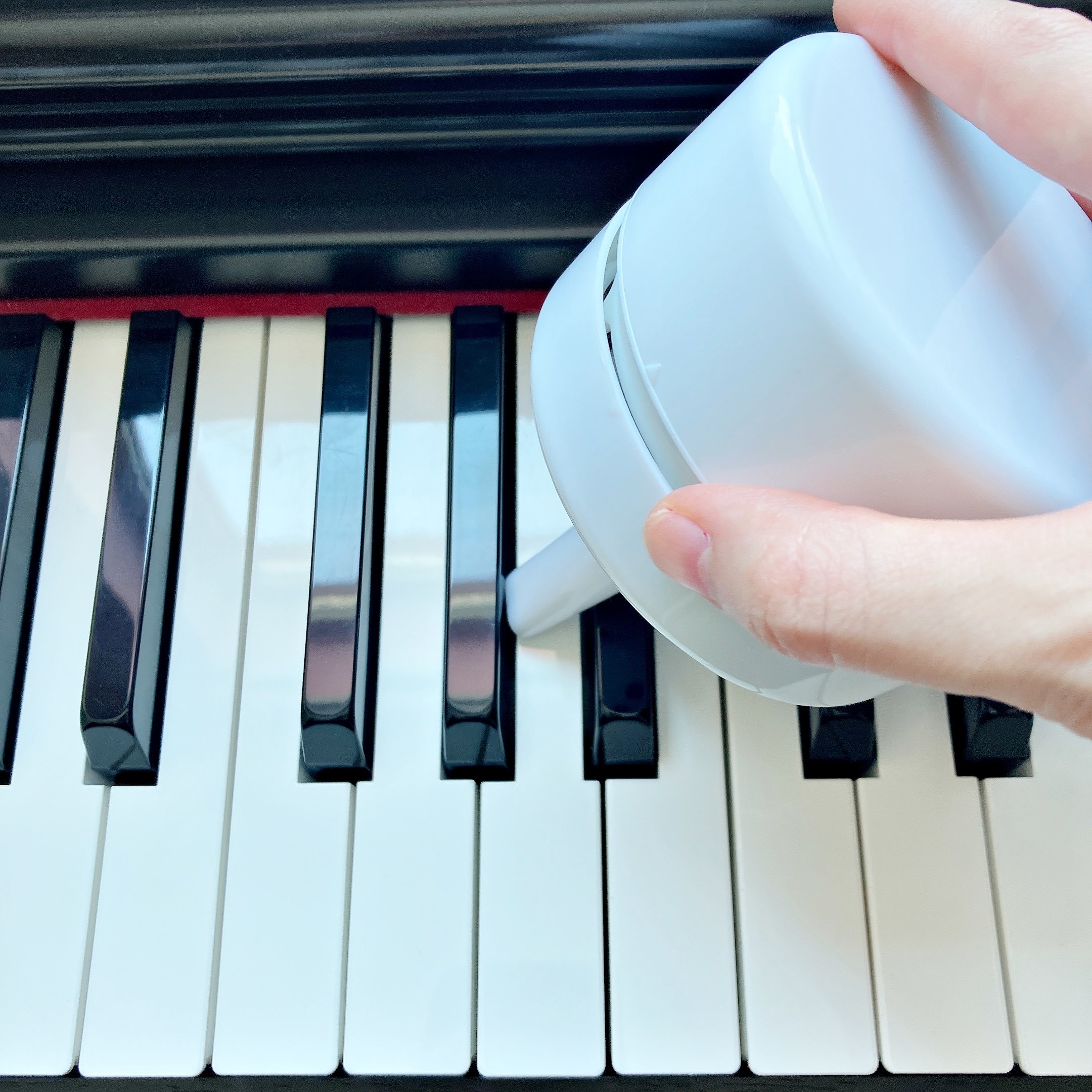 DAISO(ダイソー)のおすすめ掃除グッズ「乾電池式卓上掃除機」