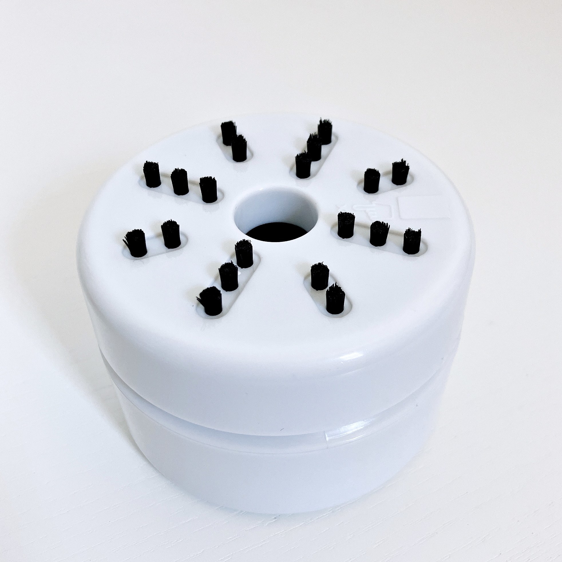 DAISO(ダイソー)のおすすめ掃除グッズ「乾電池式卓上掃除機」