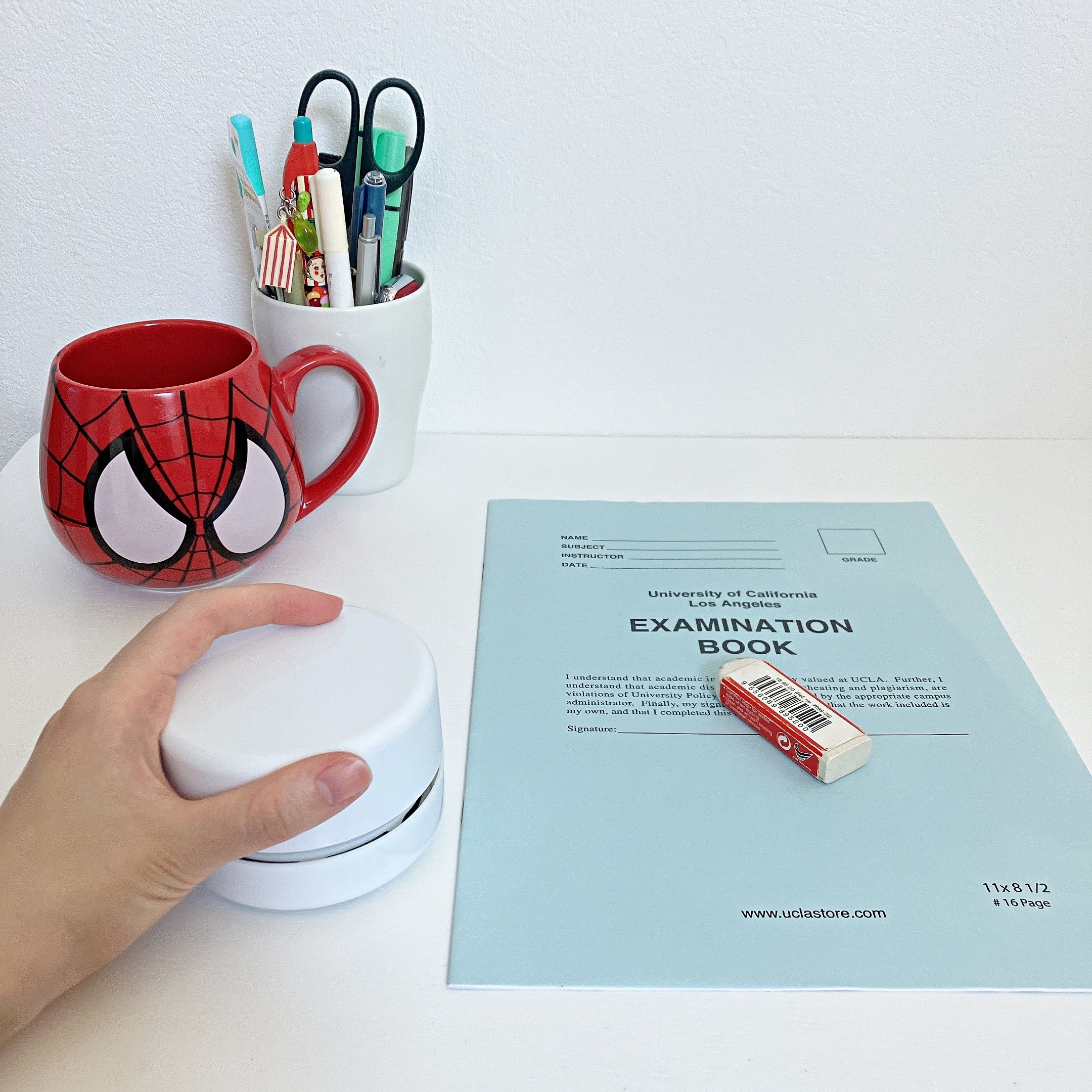 DAISO(ダイソー)のおすすめ掃除グッズ「乾電池式卓上掃除機」