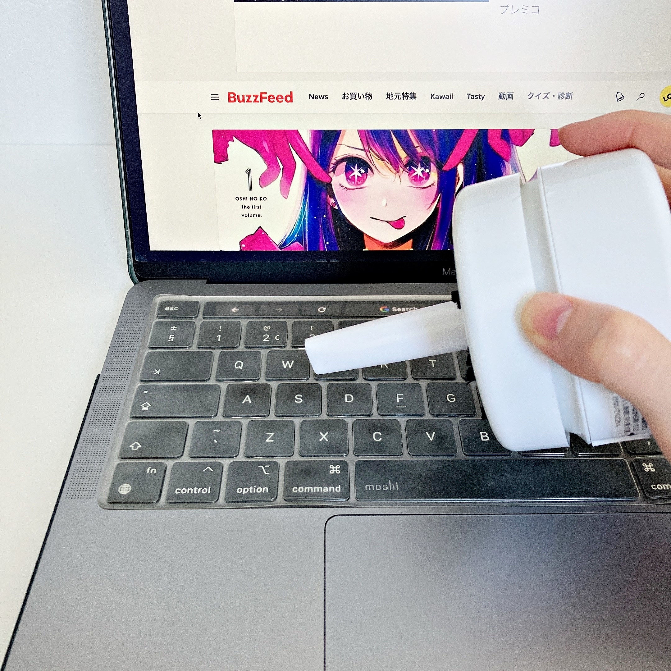 DAISO（ダイソー）のおすすめ掃除グッズ「乾電池式卓上掃除機」