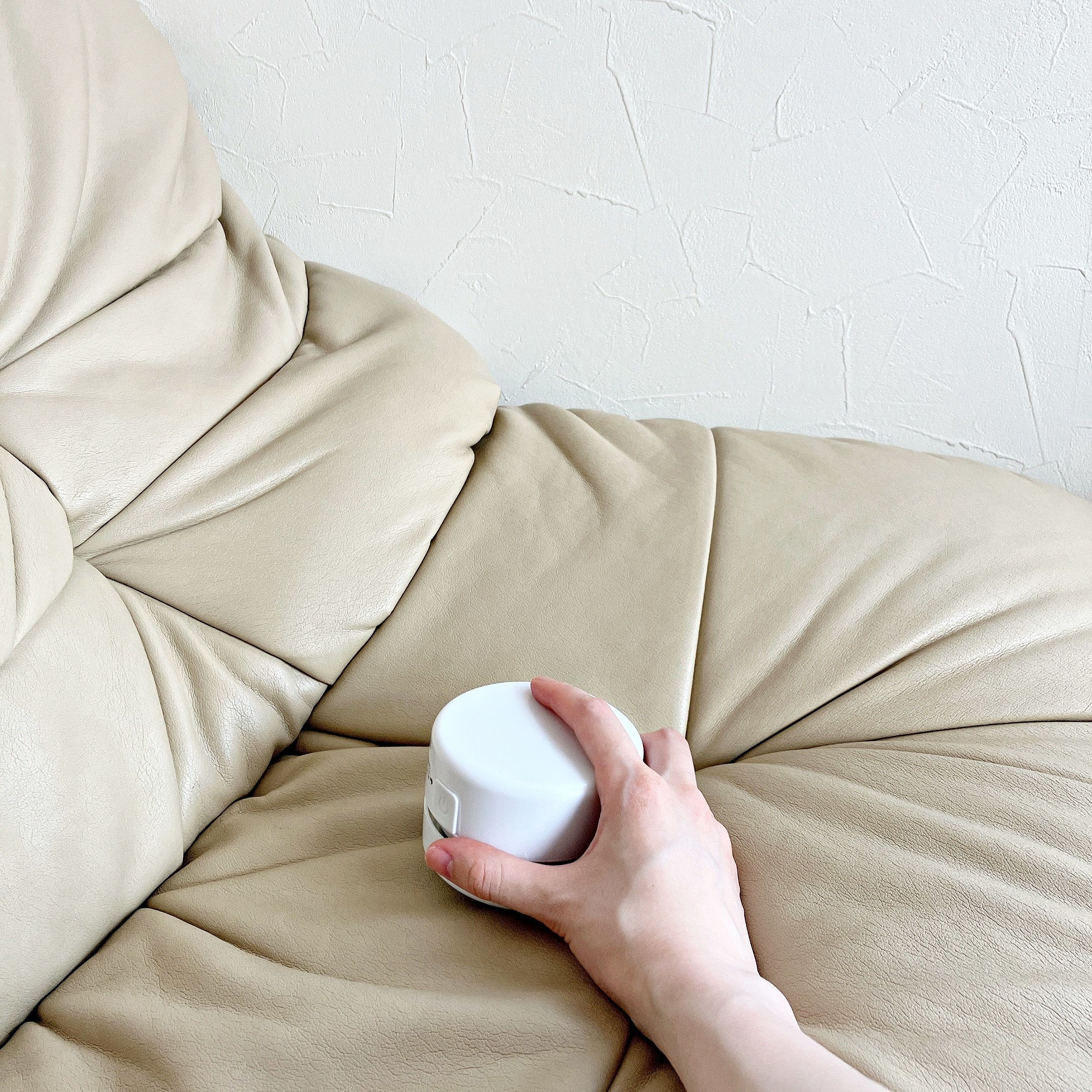 DAISO（ダイソー）のおすすめ掃除グッズ「乾電池式卓上掃除機」