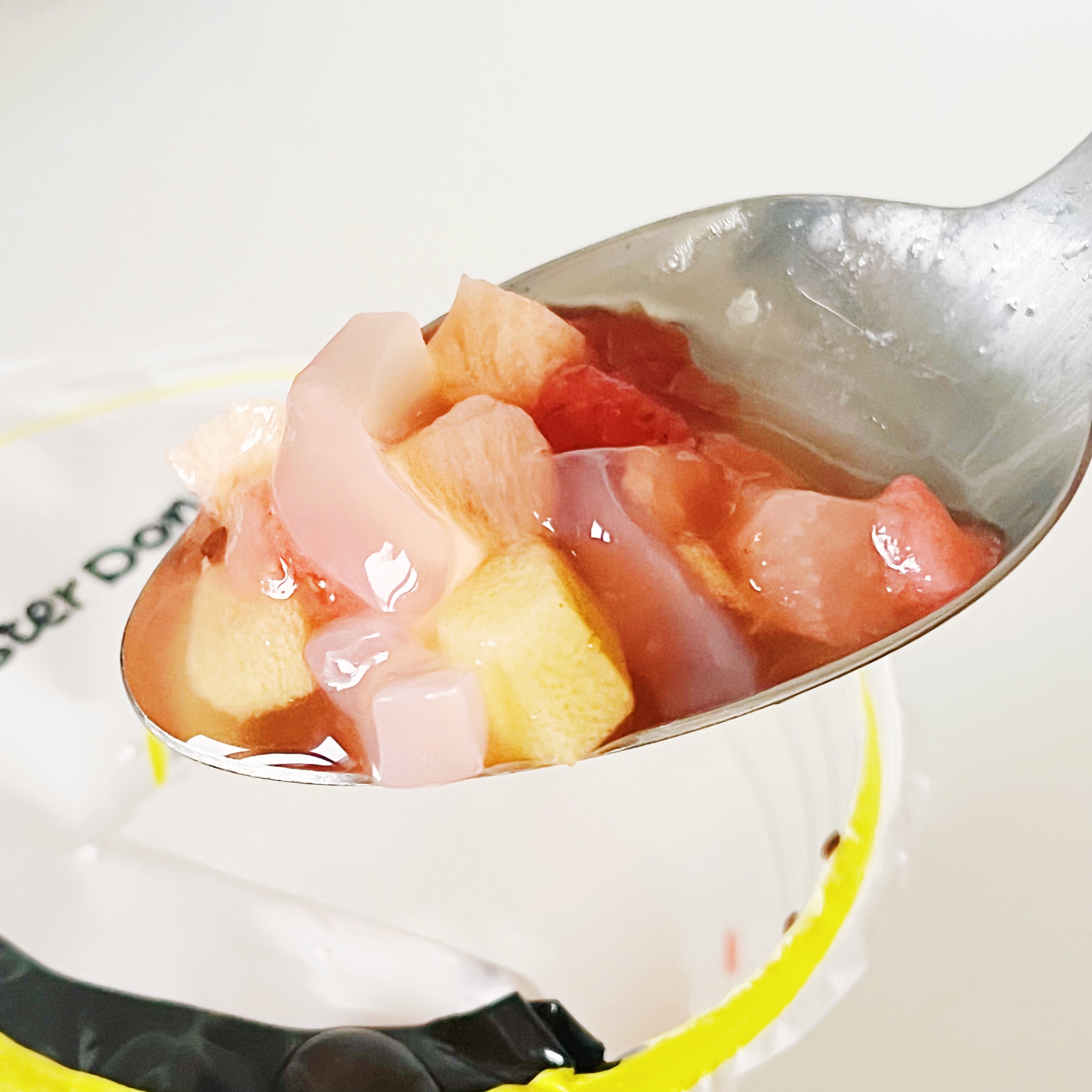 ミスタードーナツのおすすめのドリンク「赤色フルーツティストロベリー&キウイ」