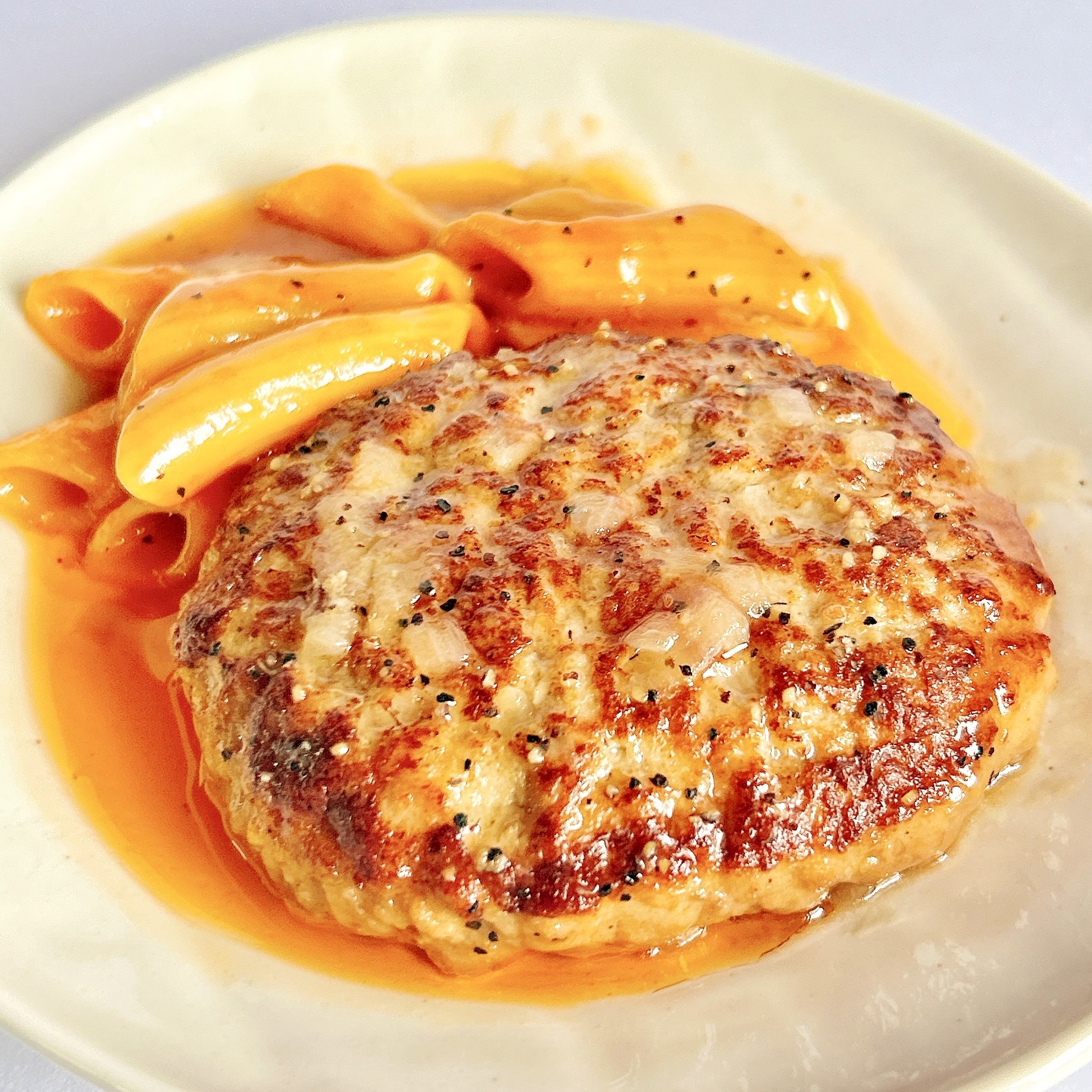 セブン‐イレブンのオススメの惣菜「7プレミアム 鉄板焼ハンバ―グ」