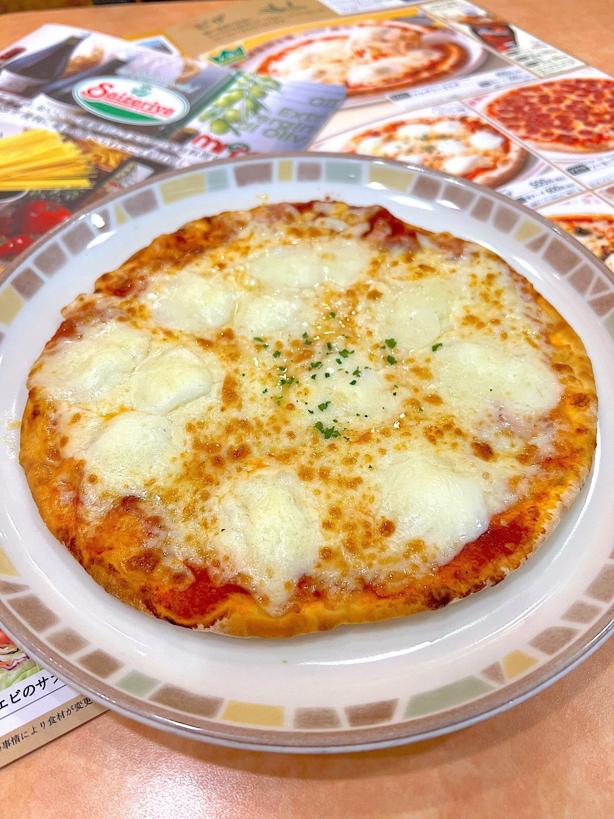 サイゼリヤのおすすめメニュー「バッファローモッツァレラのピザ」
