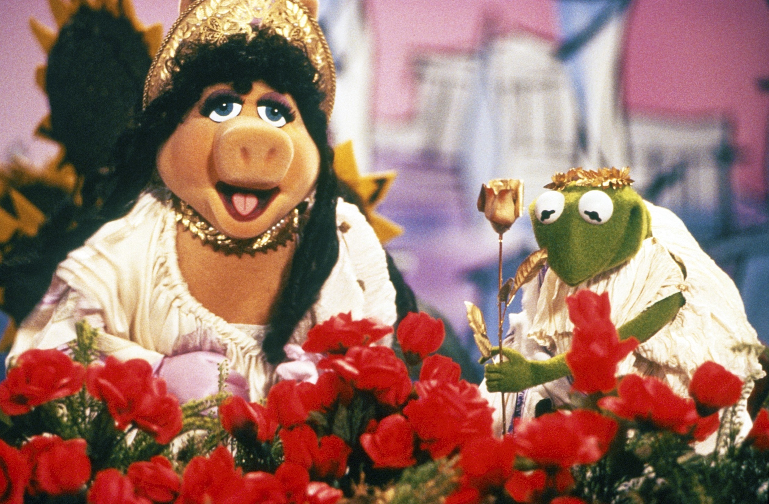 miss piggy and kermit in roman clothes