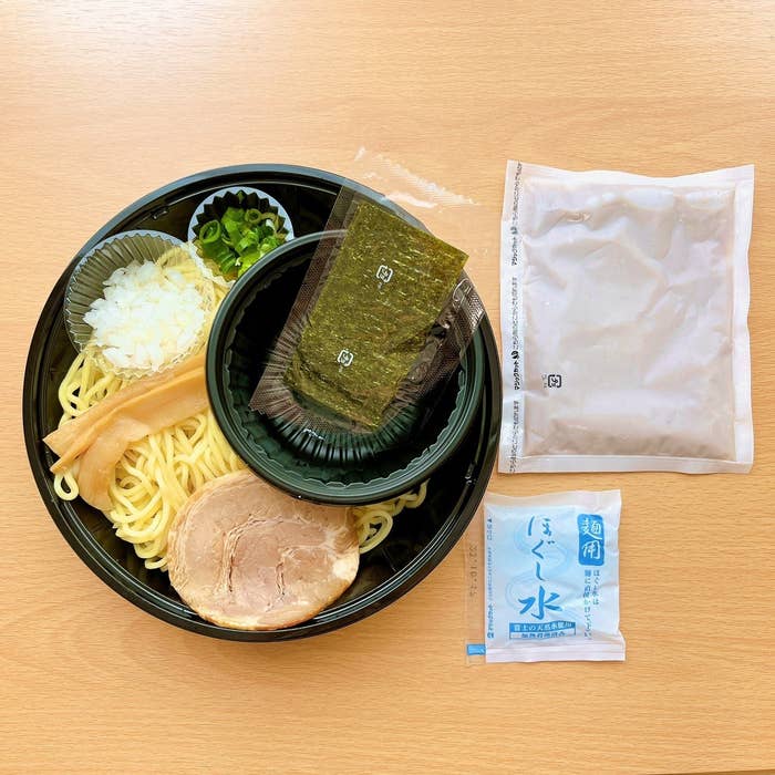 LAWSONのおすすめのお弁当「らあめん花月嵐監修 冷し豚そばつけ麺」
