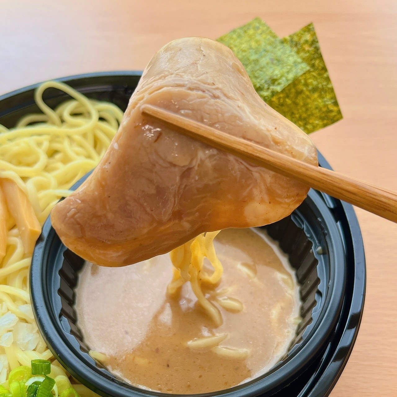 LAWSONのおすすめのお弁当「らあめん花月嵐監修 冷し豚そばつけ麺」