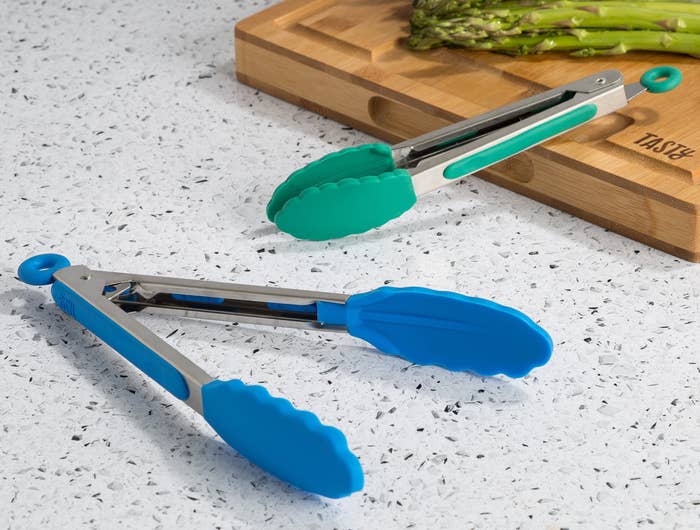 large blue tongs and small green tongs