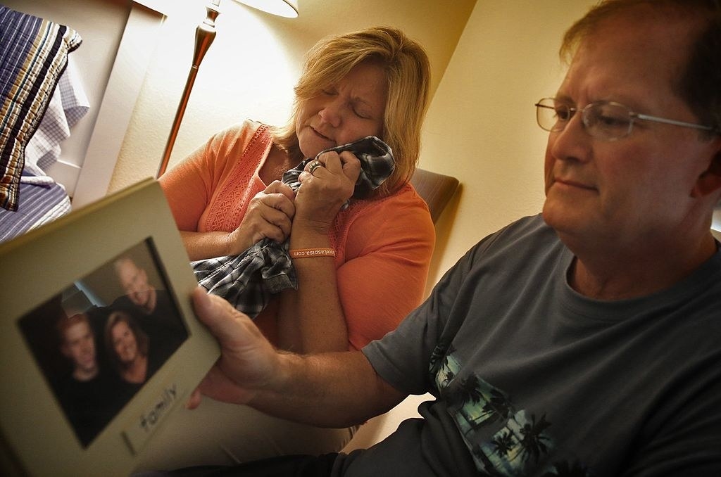 Laspisa&#x27;s parents with a photo of him