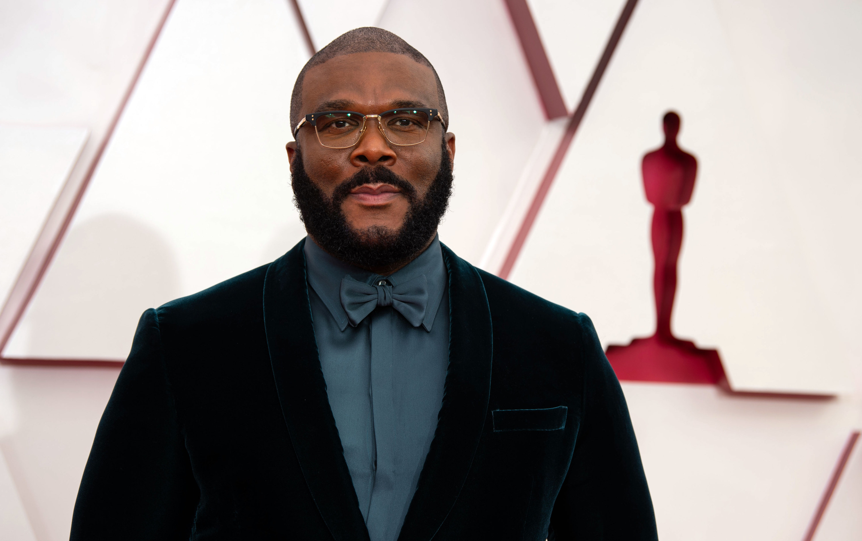 Tyler Perry posing at the Oscars