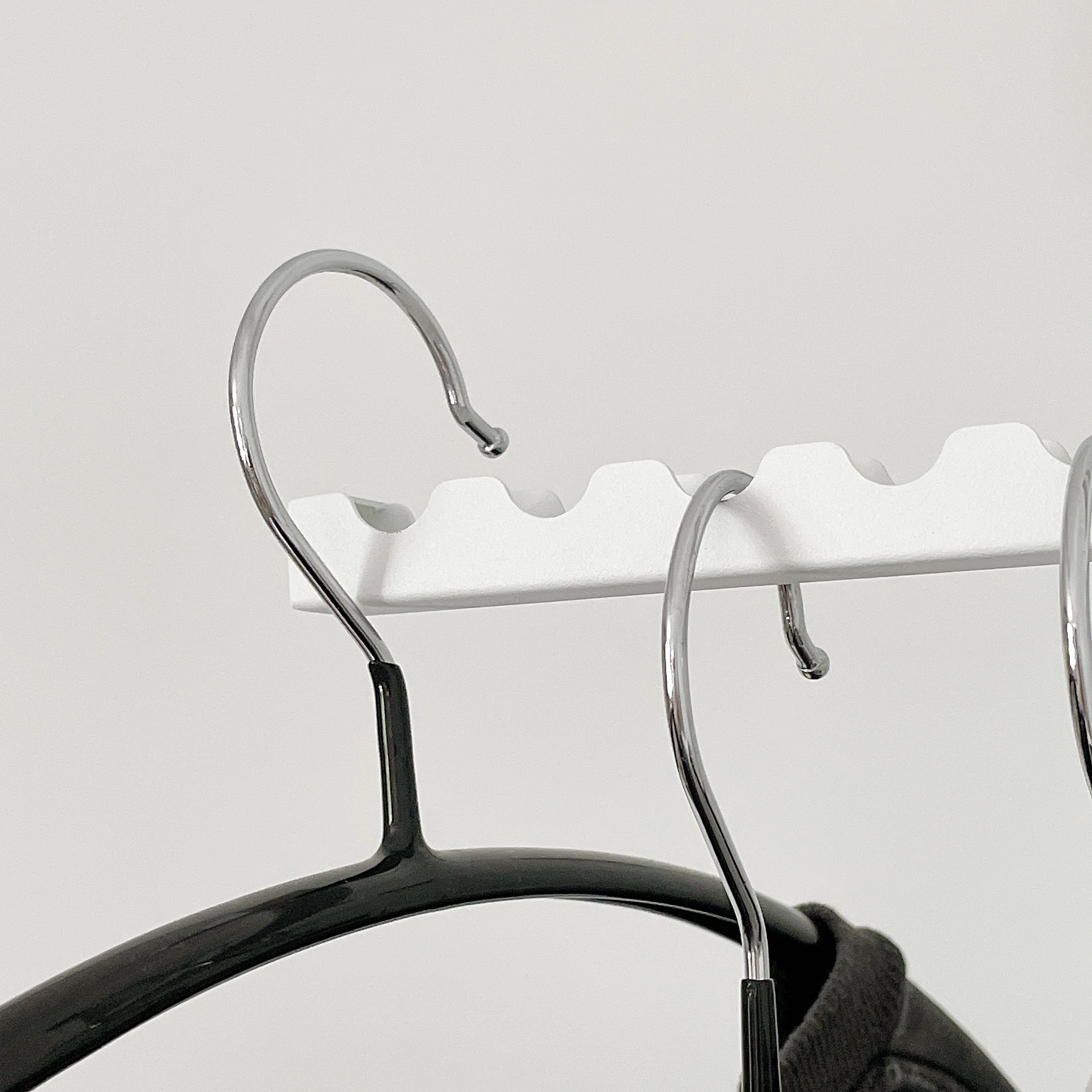 ハンズのおすすめの便利グッズ「山崎実業 タワー(tower) 使わない時は収納できるドアハンガー 5514 ホワイト」