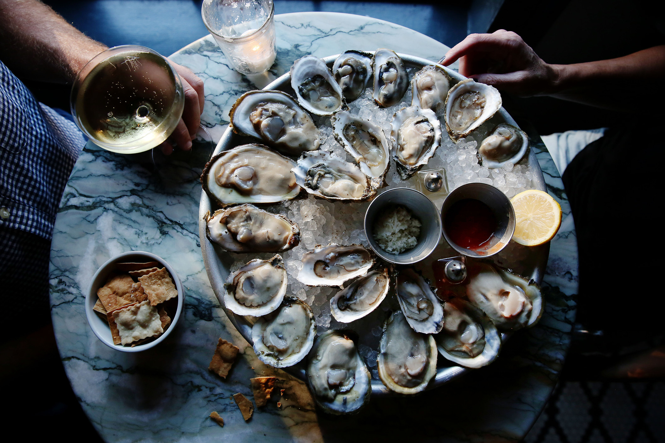 A tray of raw oysters