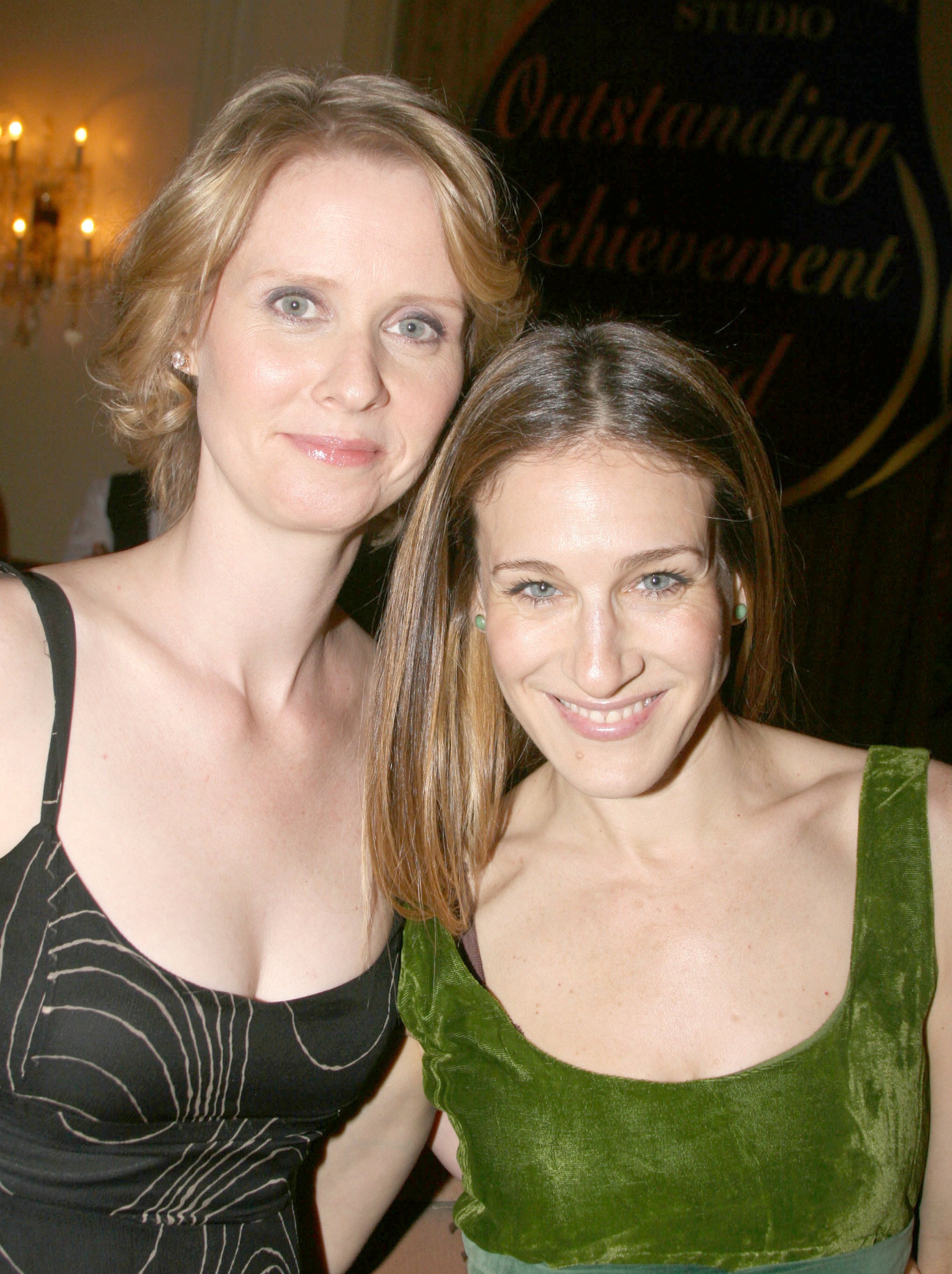 Close-up of Cynthia and SJP standing together arm in arm