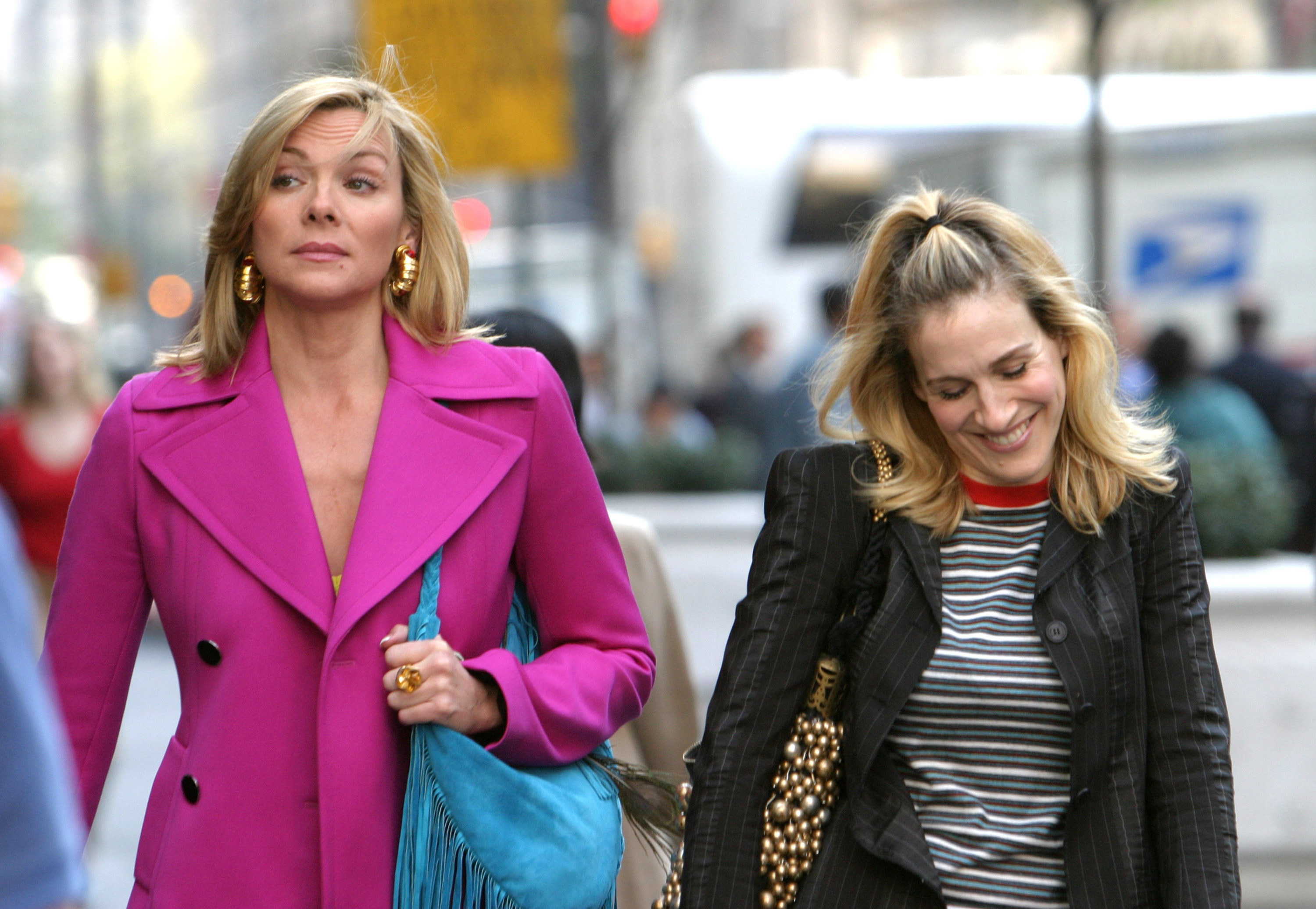 Kim and SJP on the street wearing jackets in a scene from the show