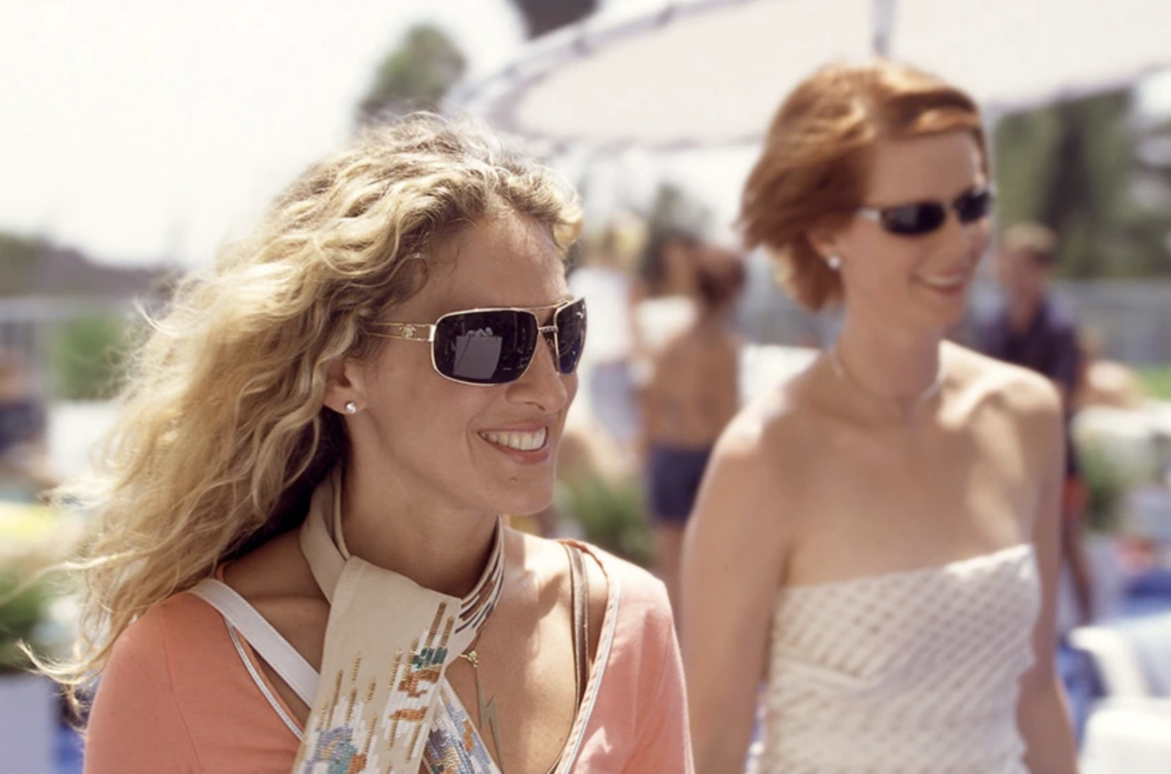 SJP and Cynthia smiling and wearing sunglasses in a scene from the show