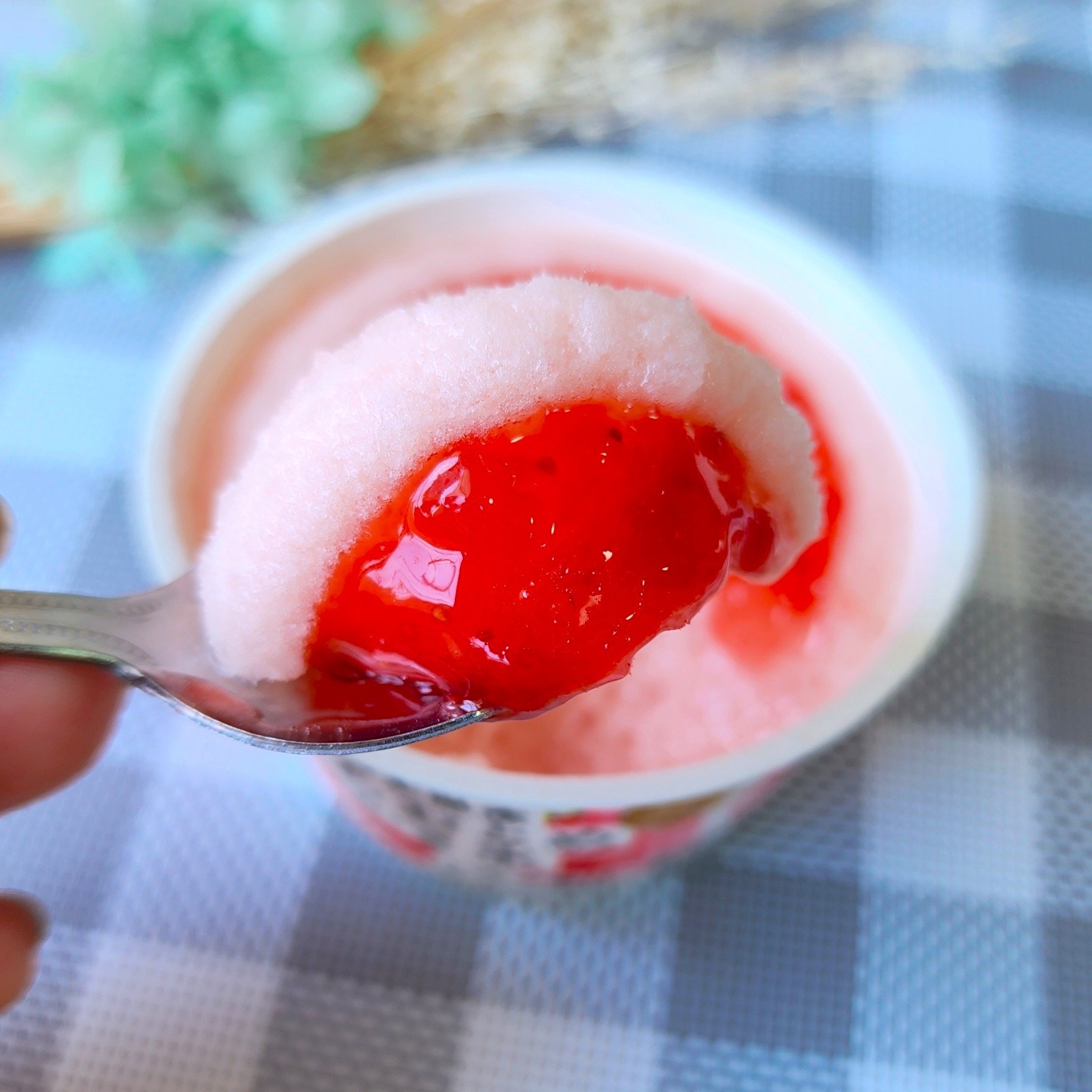 LAWSON(ローソン)のおすすめスイーツ「ウチカフェ 日本のフルーツ 果肉ソースがけ 栃木県産とちおとめかき氷」