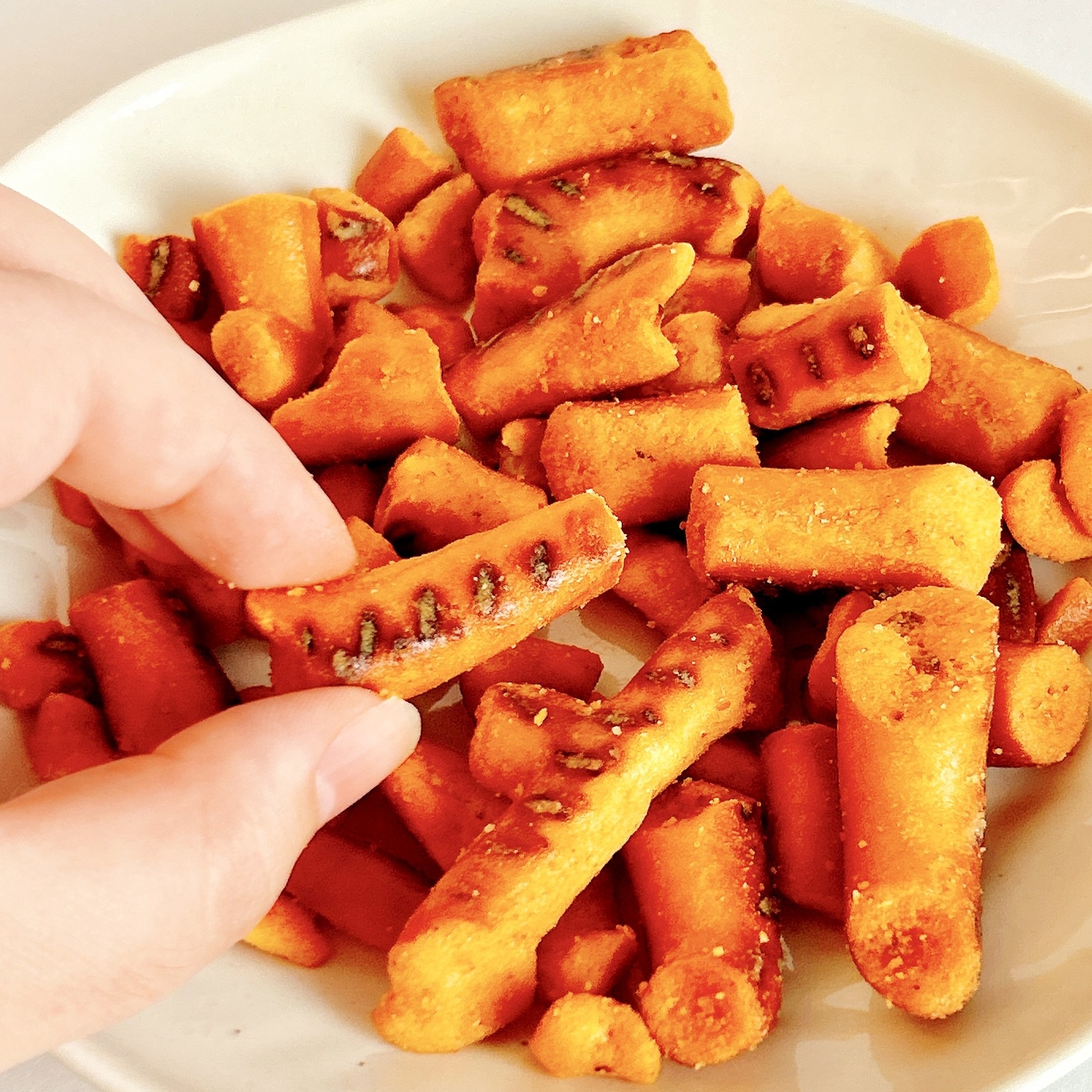 無印良品のオススメのお菓子「チェダーチーズ味 クラックプレッツェル」