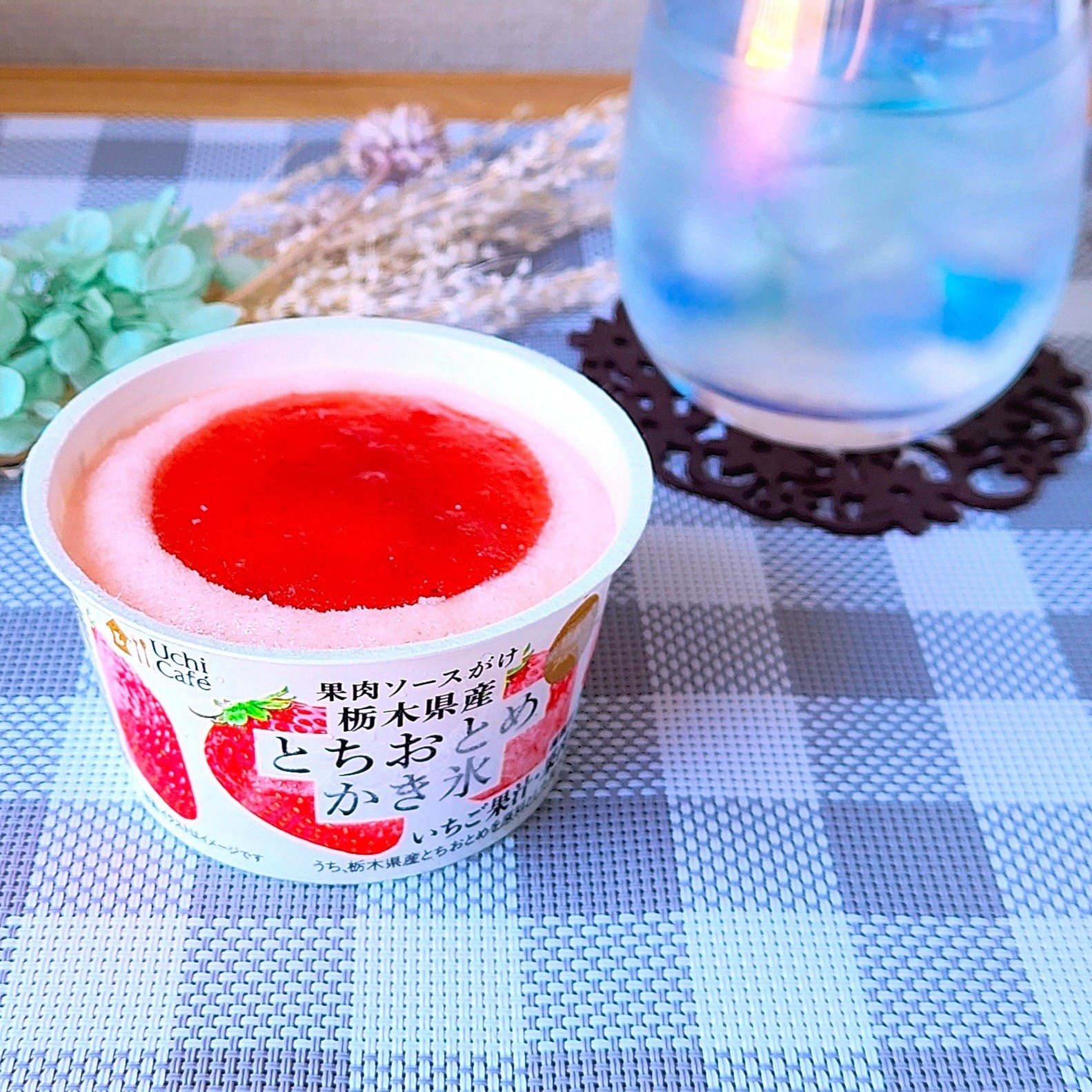 LAWSON(ローソン)のおすすめスイーツ「ウチカフェ 日本のフルーツ 果肉ソースがけ 栃木県産とちおとめかき氷」