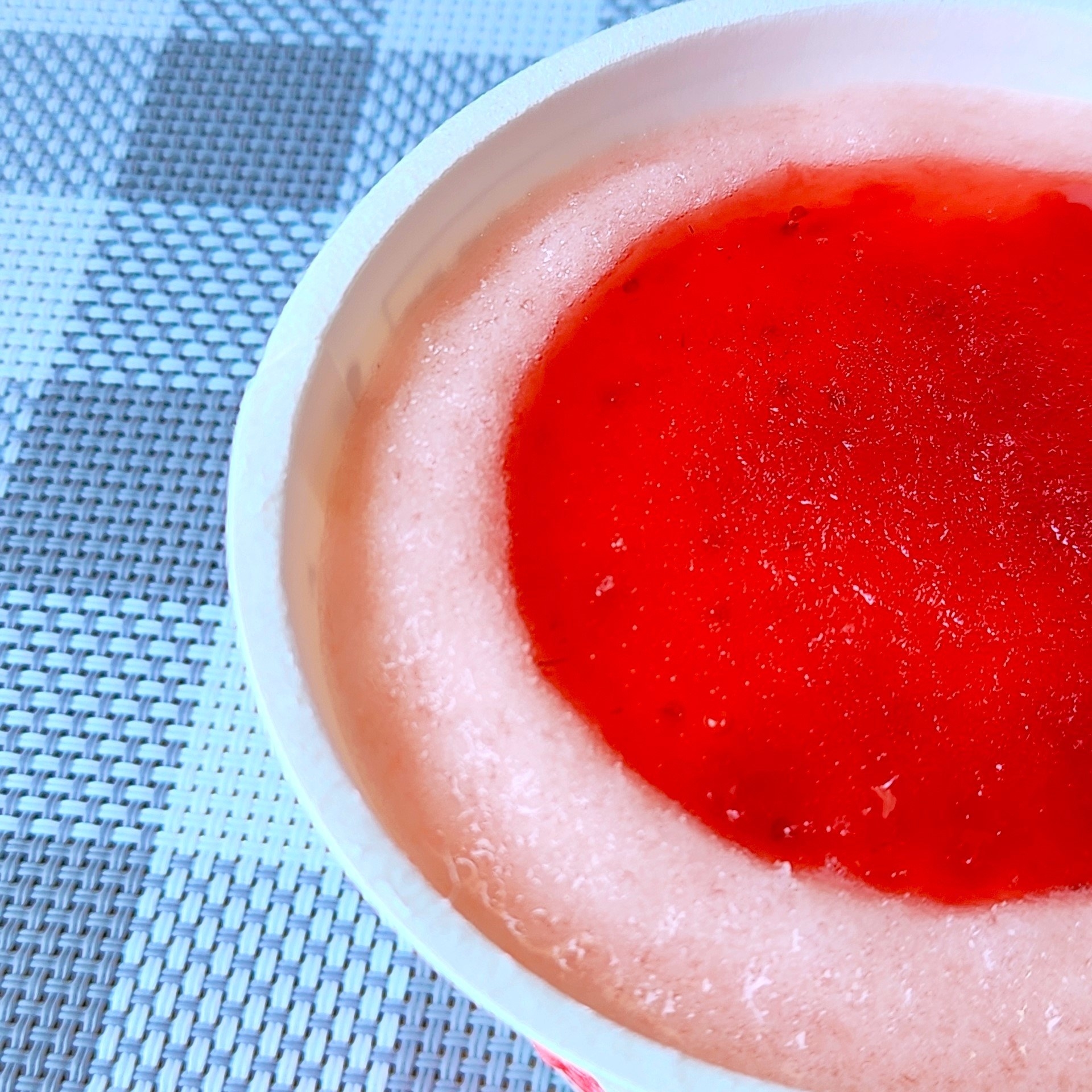 LAWSON(ローソン)のおすすめスイーツ「ウチカフェ 日本のフルーツ 果肉ソースがけ 栃木県産とちおとめかき氷」