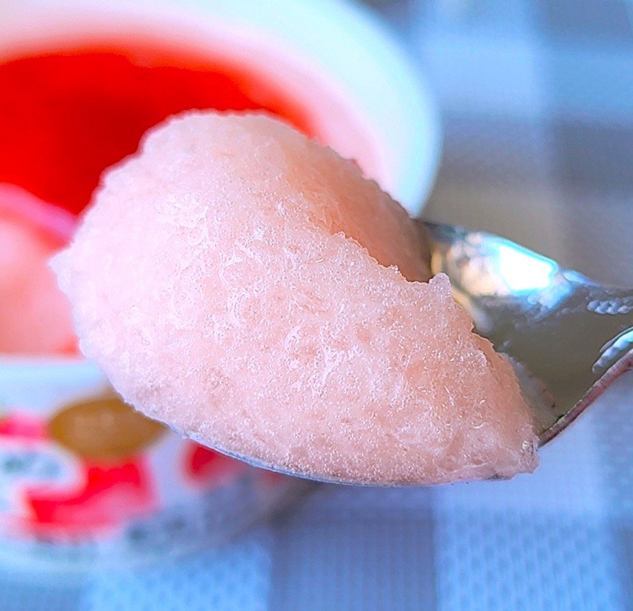 LAWSON(ローソン)のおすすめスイーツ「ウチカフェ 日本のフルーツ 果肉ソースがけ 栃木県産とちおとめかき氷」