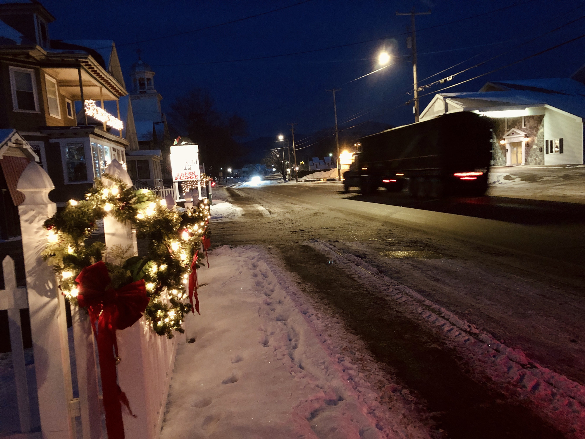 一辆卡车快速沿路运行 有圣诞灯