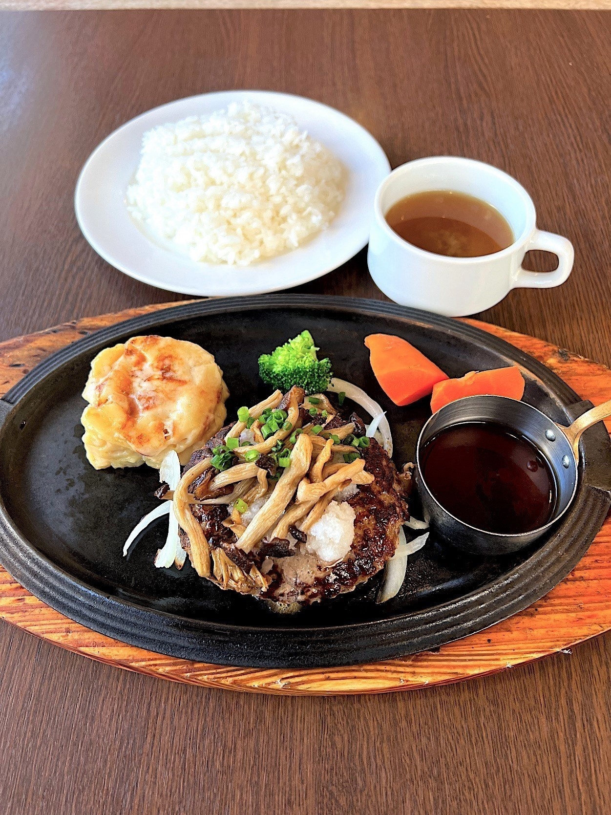 ロイヤルホストのおすすめ「黒×黒ハンバーグランチ」