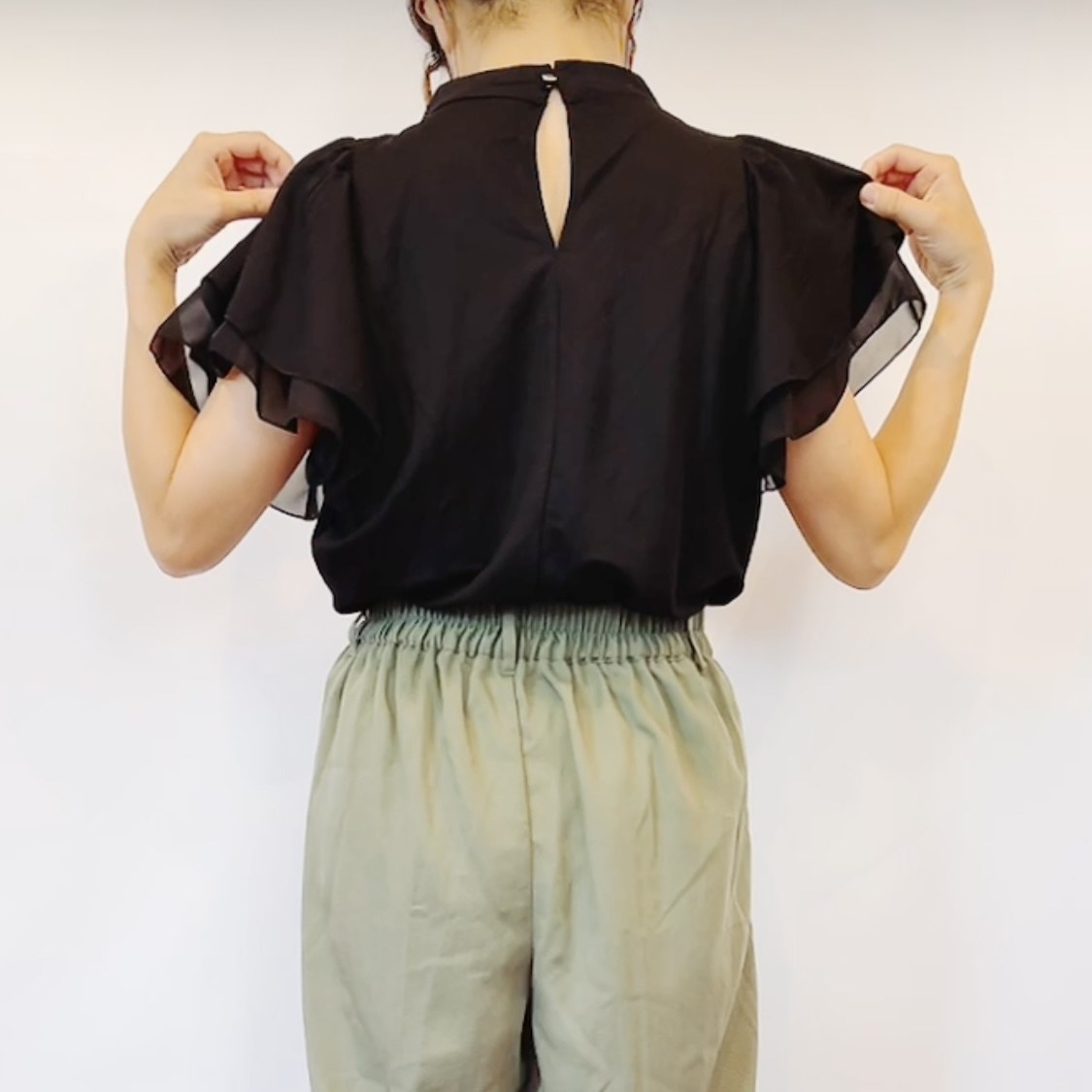 しまむらのオススメのファッション「袖フリルブラウス」