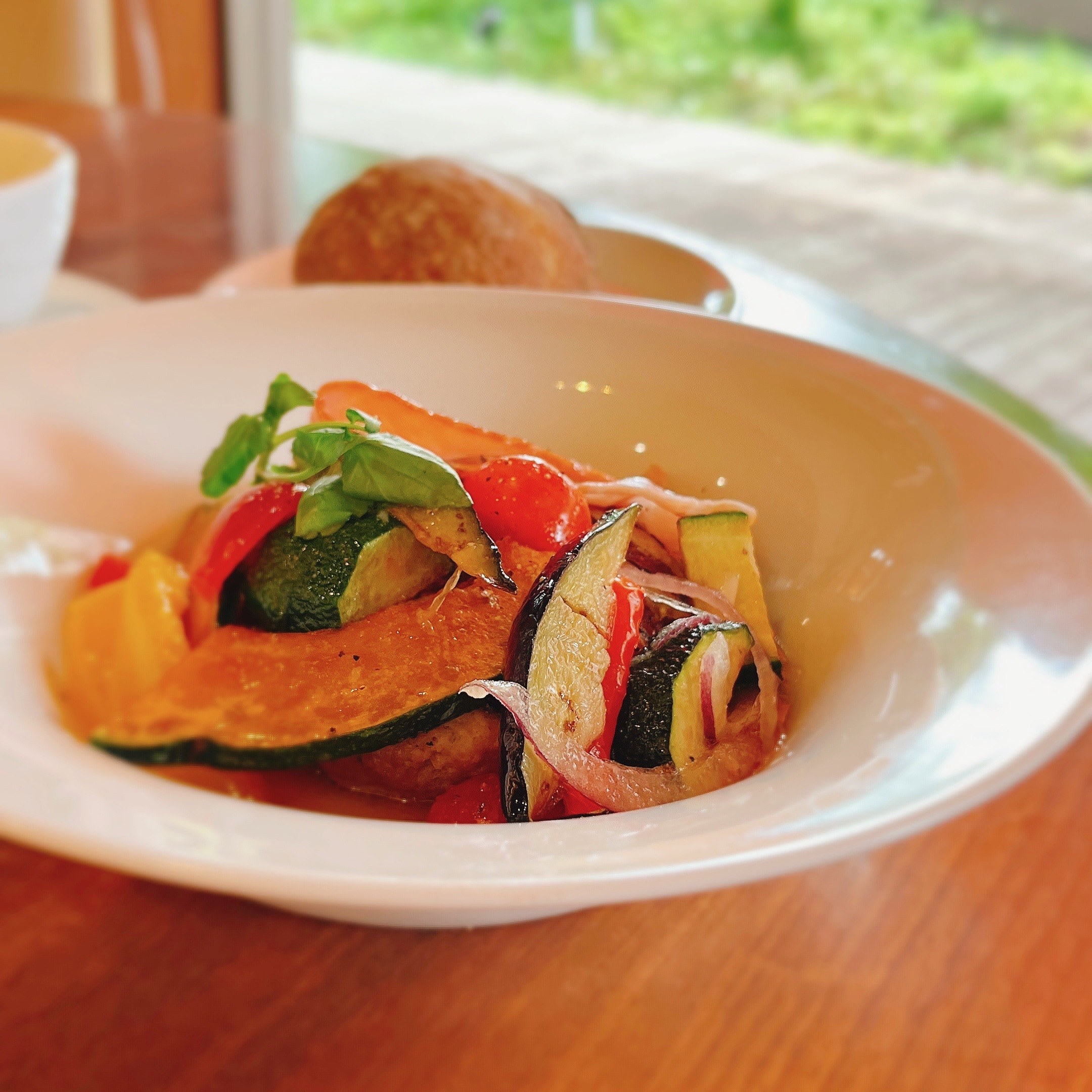 デニーズのおすすめ限定メニュー「彩り野菜のハンバーグ」