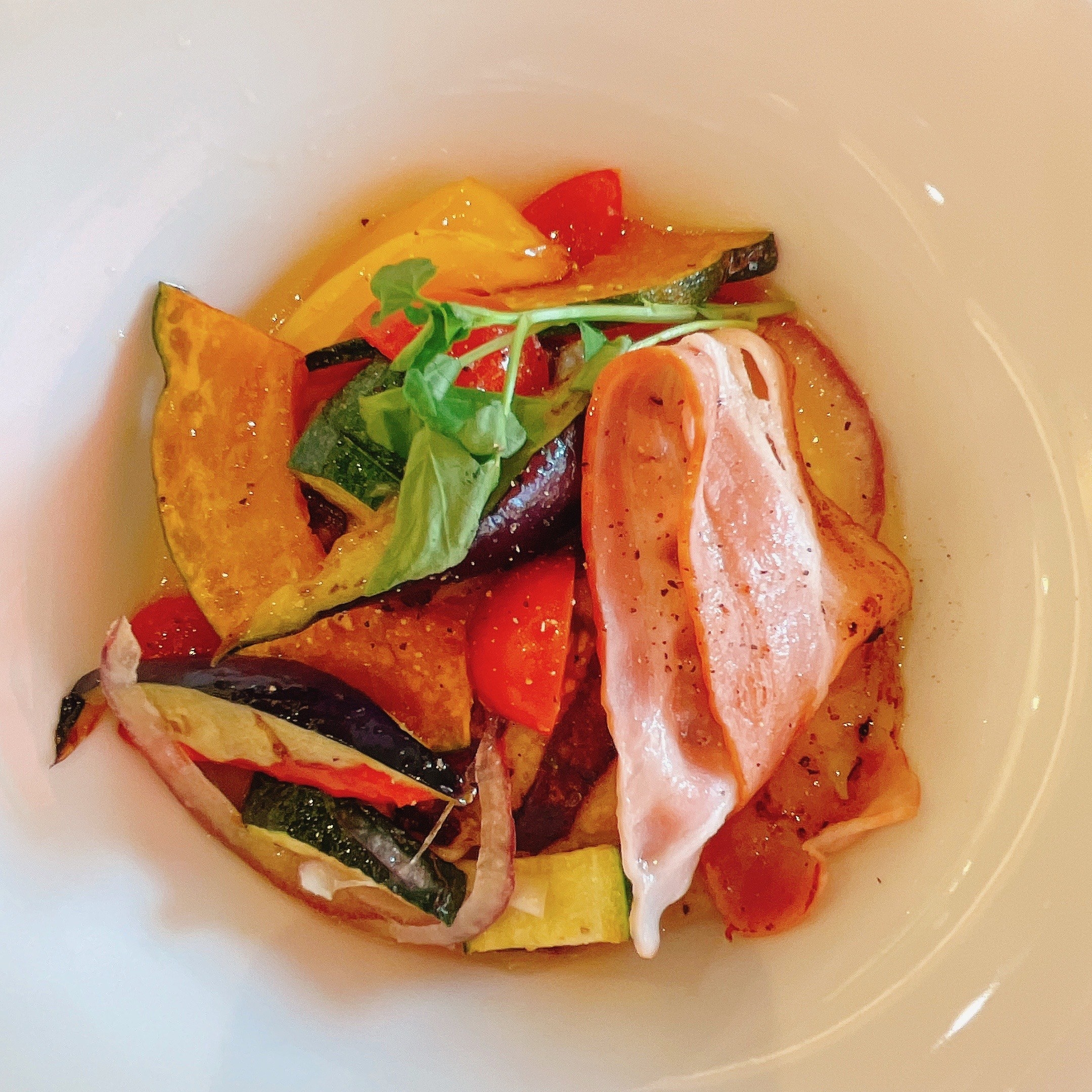 デニーズのおすすめ限定メニュー「彩り野菜のハンバーグ」