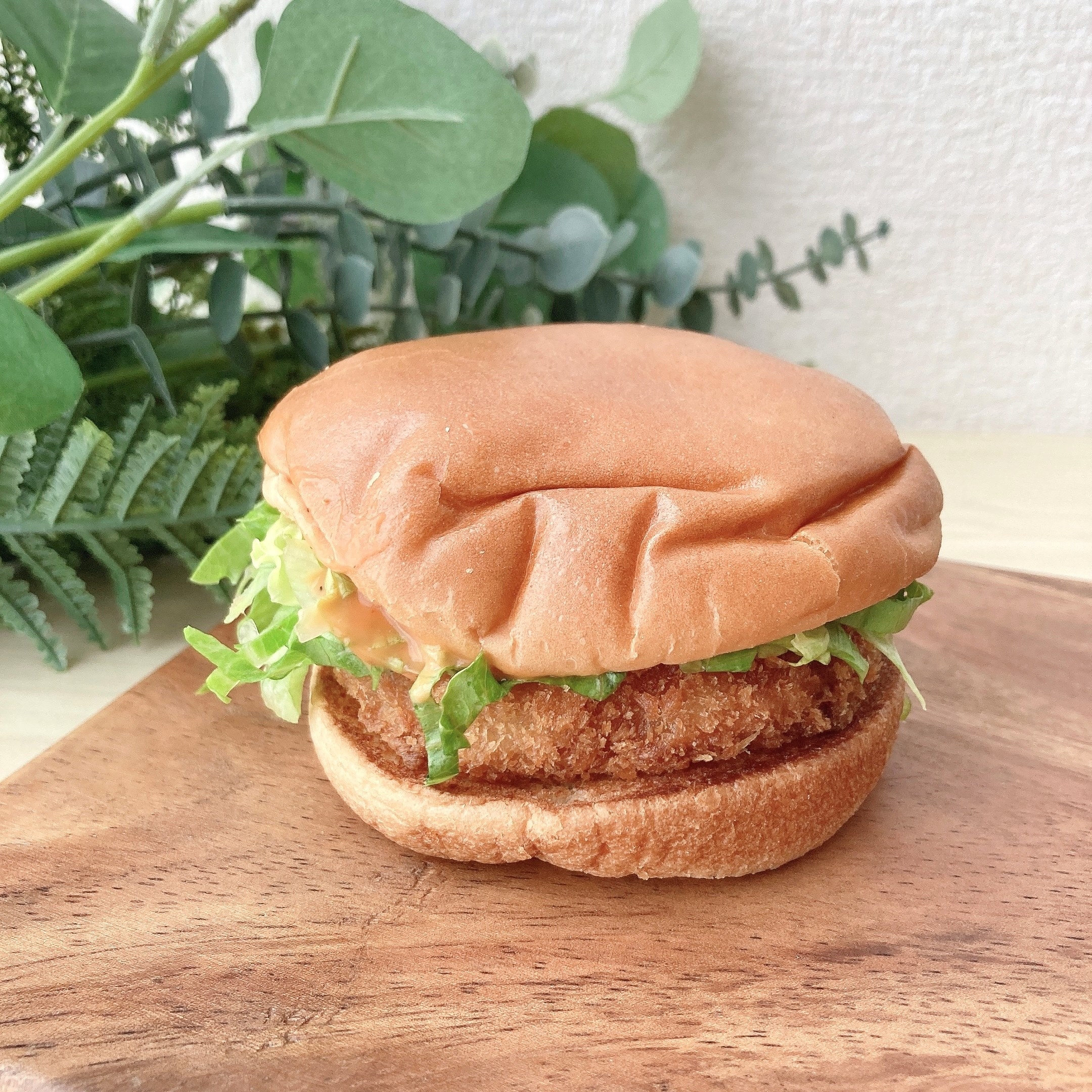 MOS BURGER(モスバーガー)のオススメの期間限定メニュー「エビマヨソースの海老カツバーガー」