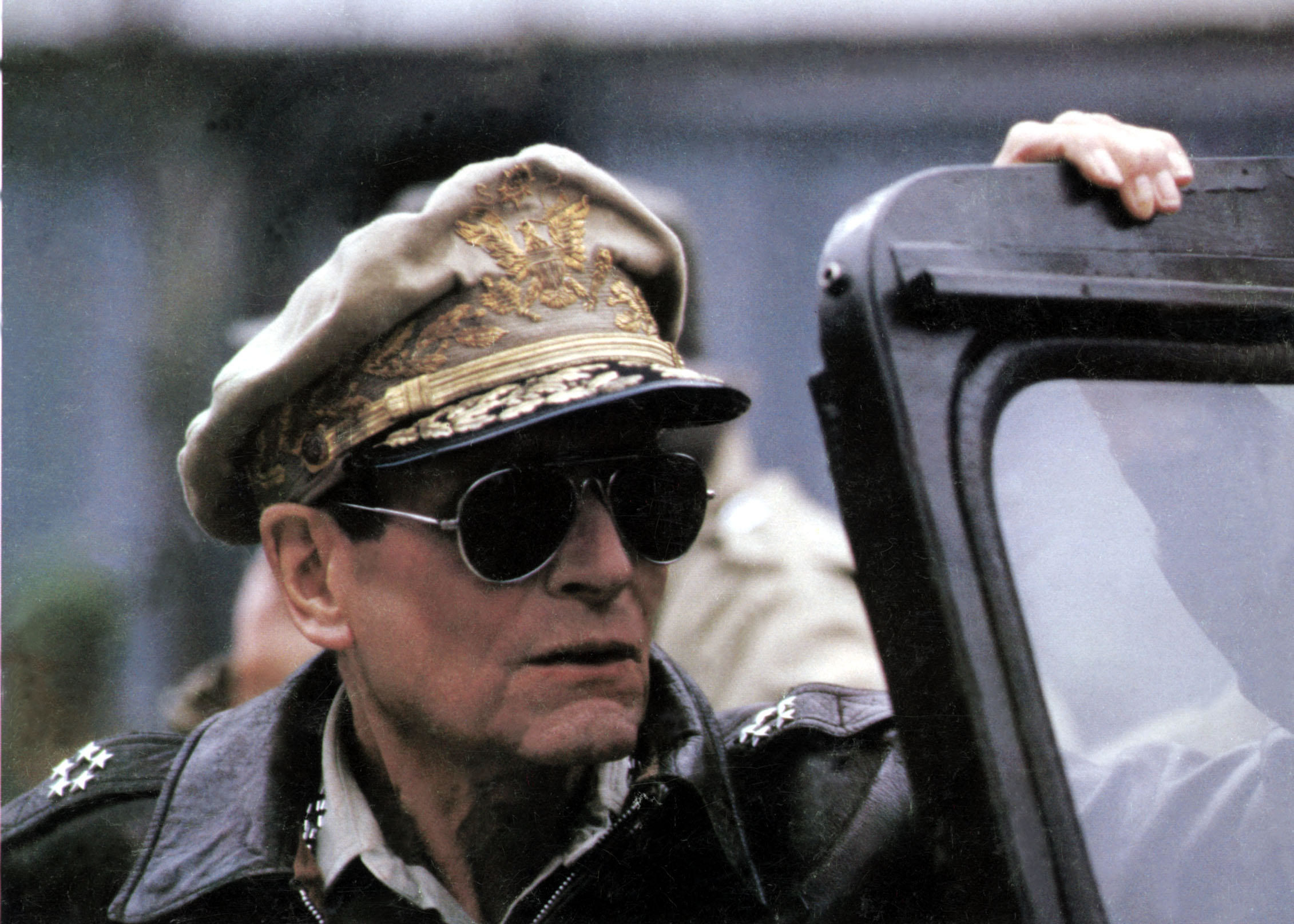 Laurence Olivier dons aviator sunglasses and a general&#x27;s hat