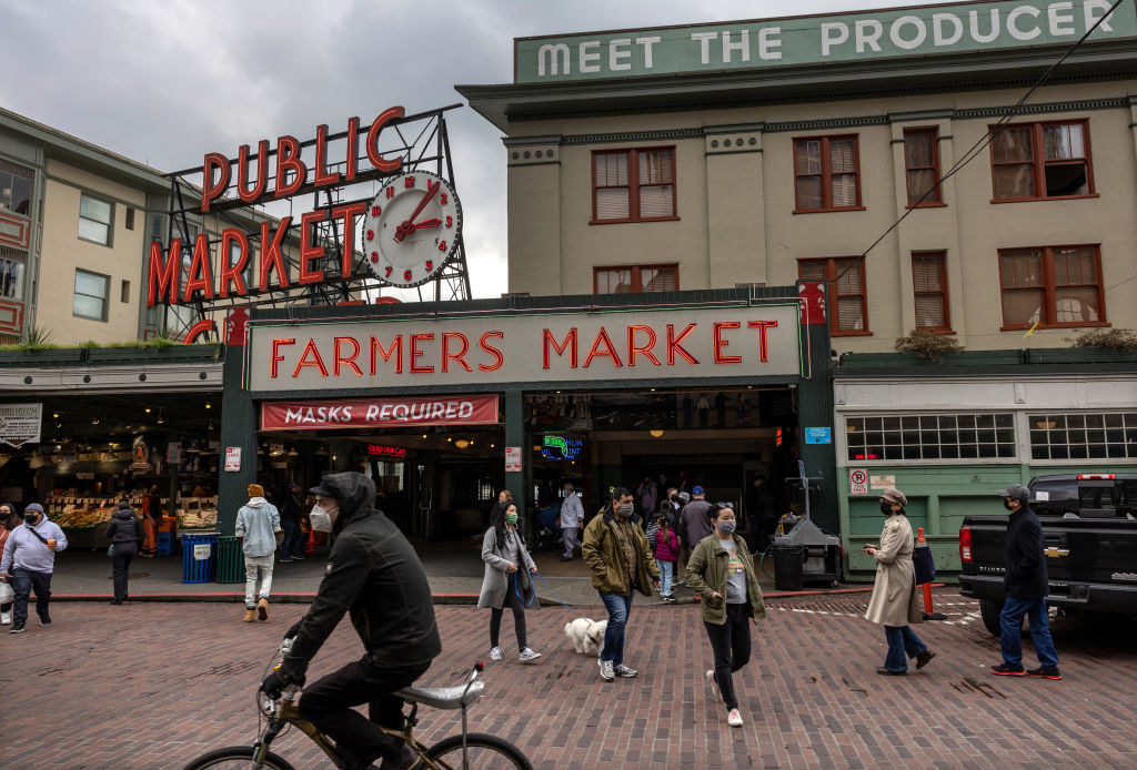 People walking by the outside of Pike&#x27;s Place Market