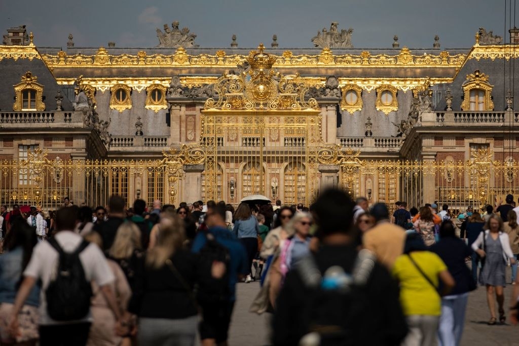 Visitors at the entrance of Versailles