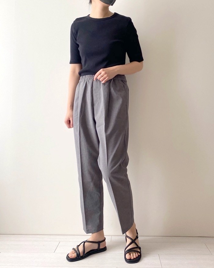 無印良品のおすすめのボトムス「風を通すテーパードパンツ」