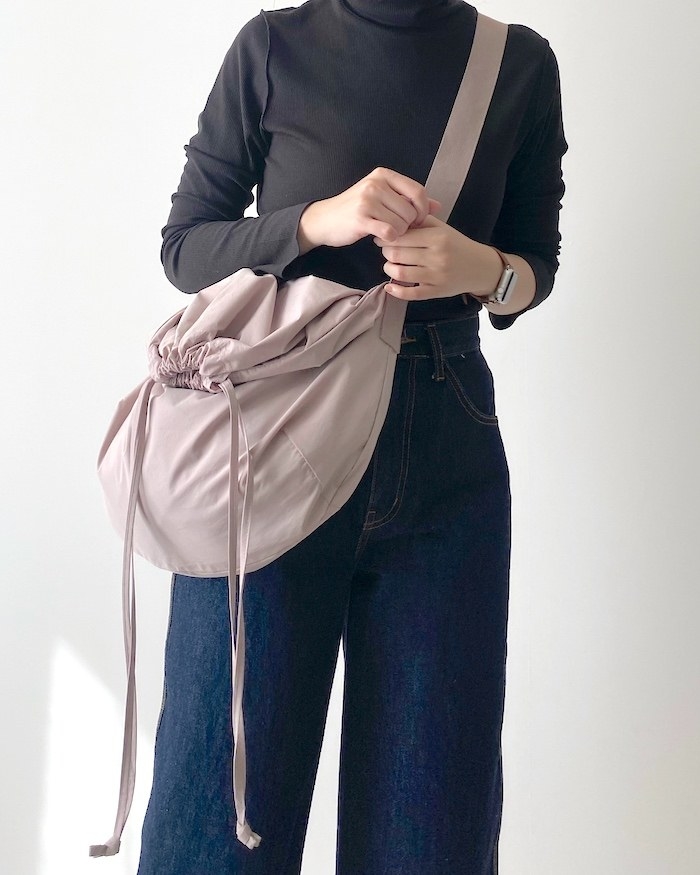 UNIQLO(ユニクロ)のおすすめのバッグ「ドローストリングショルダーバッグ」